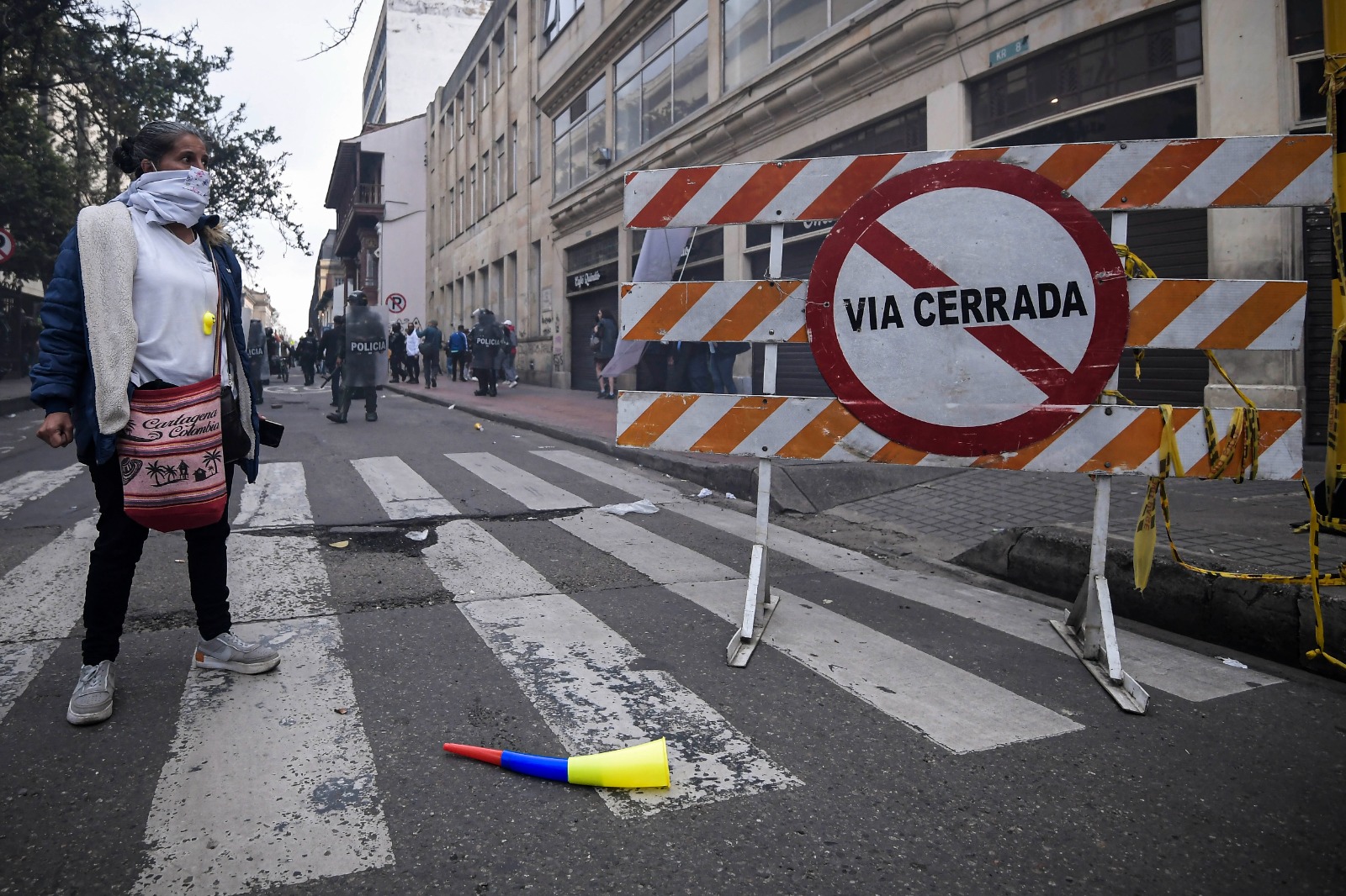 Mientras se adelantó la evacuación de los magistrados, las autoridades optaron por cerrar el paso de la carrera 8.