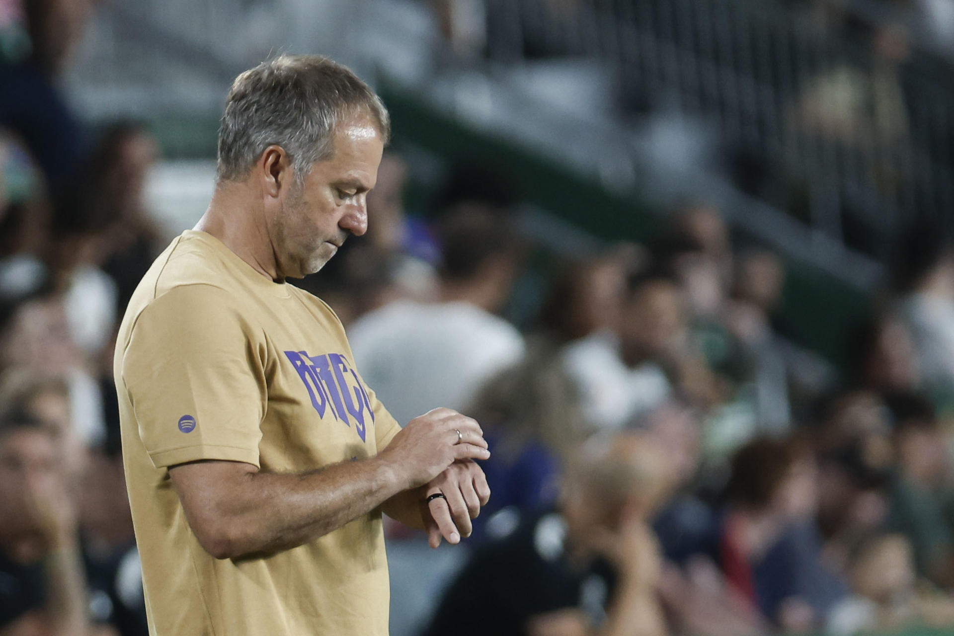 ELCHE (ALICANTE), 23/08/2026.- El entrenador del Barcelona, Hansi Flick, durante el partido de LaLiga de fútbol que Elche CF y FC Barcelona han disputado este domingo en el estadio Martínez Valero. EFE/Manuel Bruque