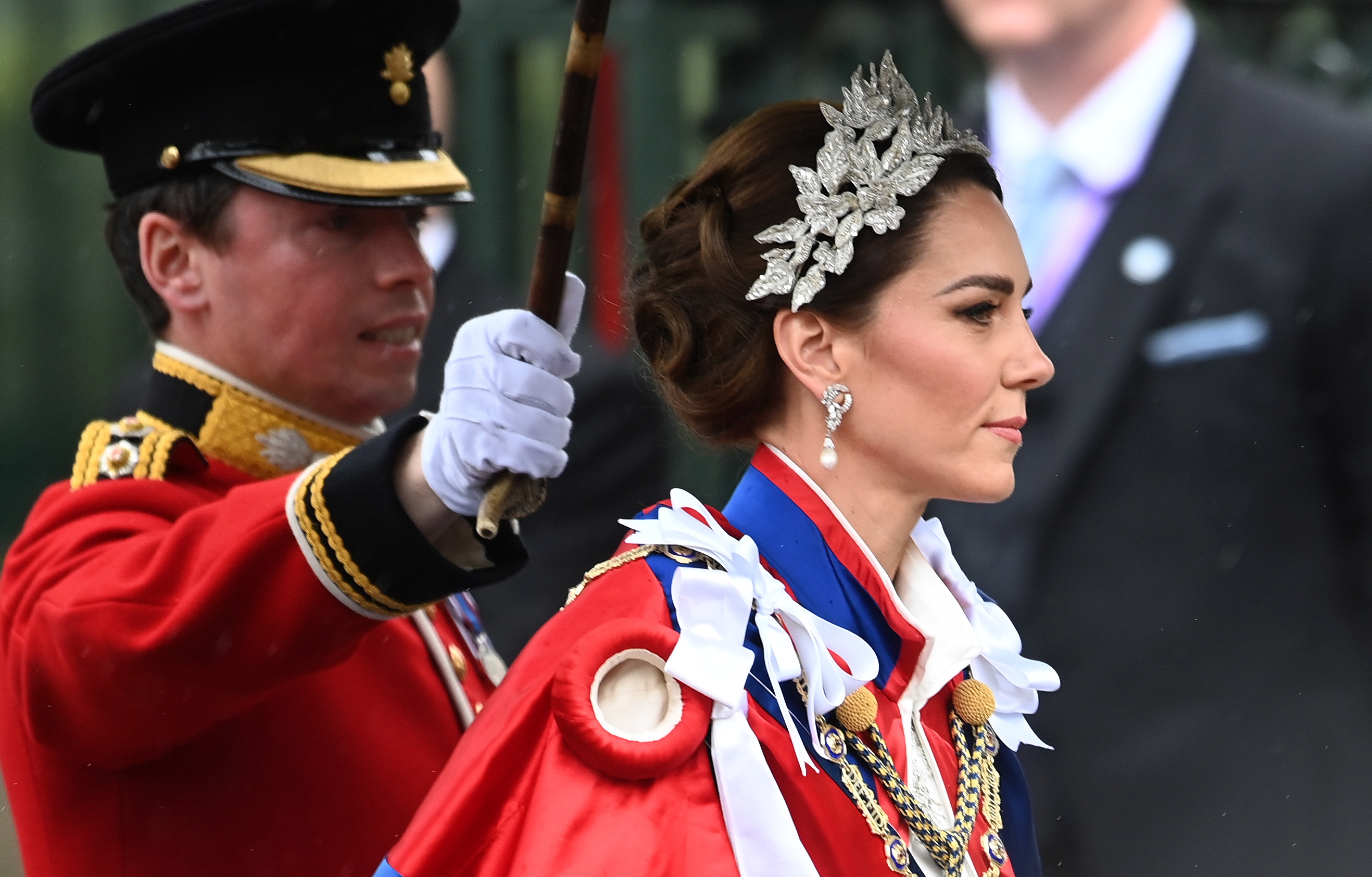 En fotos: lo que vistieron los asistentes a la coronación de Carlos III