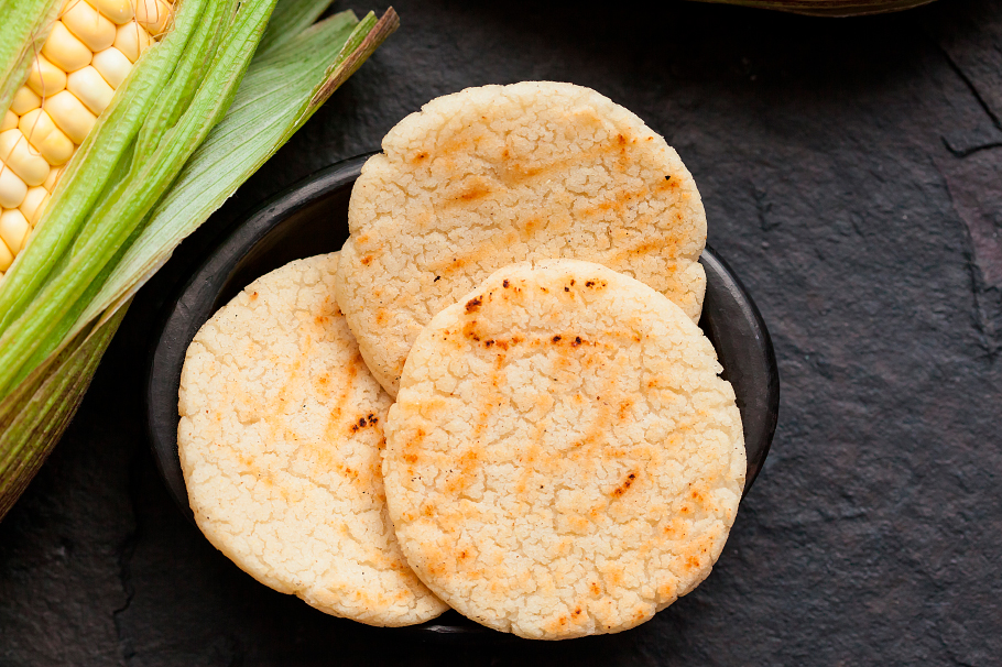 Cómo preparar una arepa paisa con harina de maíz y queso