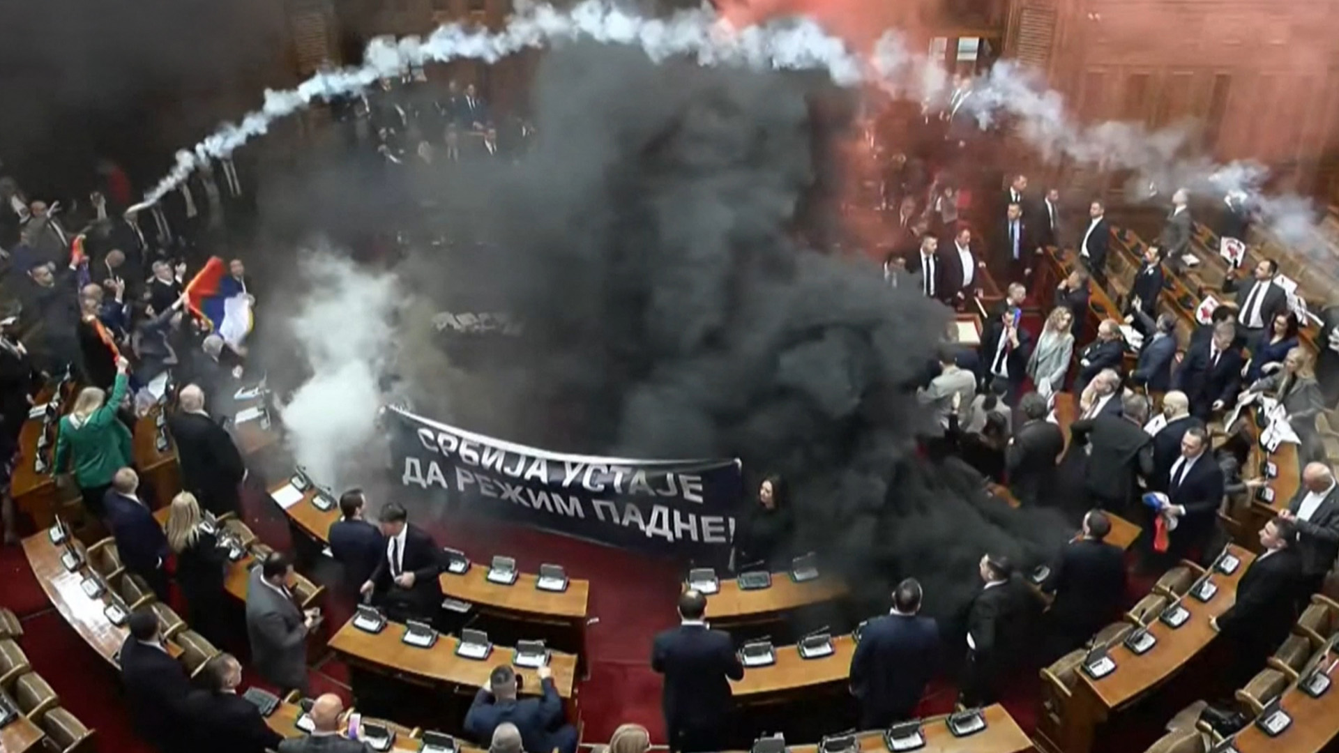 Oposición serbia irrumpió en el Parlamento con bengalas y gases lacrimógenos
