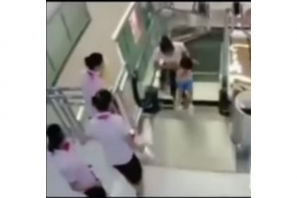 Mujer logra salvar a su hijo y muere en escalera eléctrica en China