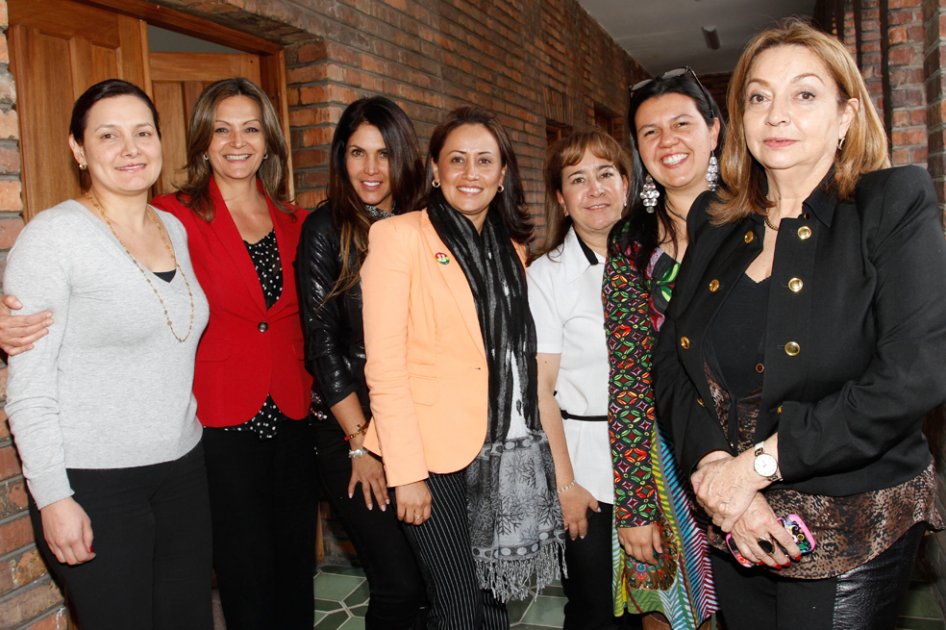 De izq. a der: Ángela Garzón, gerente sectores sociales campaña de reelección; Claudia Molano, coordinadora  del comité mujeres; Ana Bolena Meza, Partido Liberal; Sonia Bernal, Partido de la U; Martha Patricia Borda, líder social; Ana Maria Almario, Partido Liberal y Martha Quiroz, exconcejal de Bogotá. 