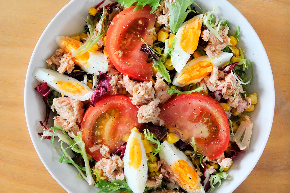 Receta de ensalada con huevo cocido, perfecta para acompañar tu plato