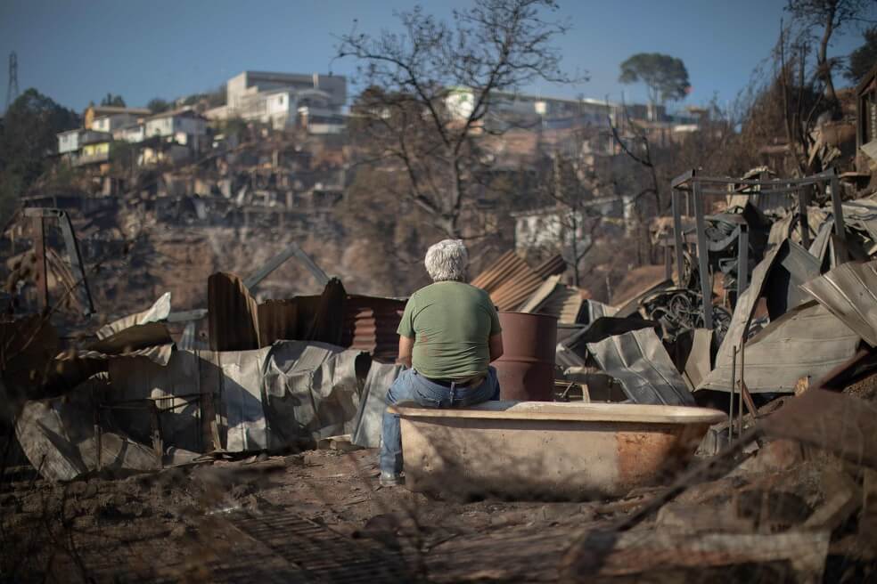 Voraz incendio en Chile consume más de 50 viviendas en plena Navidad