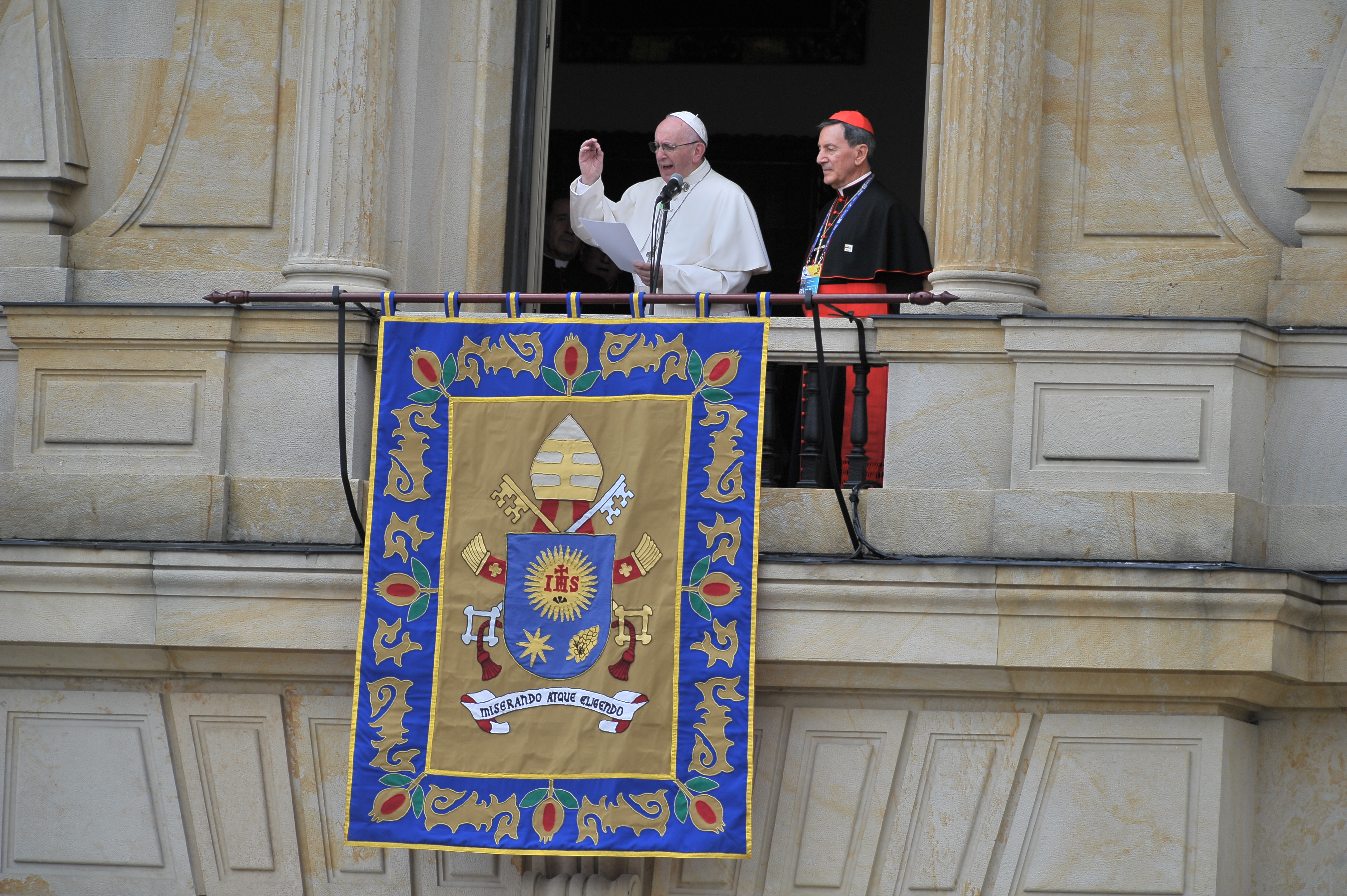 Feligreses asisten a la Plaza de Bolívar, para ver al papa Francisco "Jorge Mario Bergolio", en su segunda día de visita a Colombia.