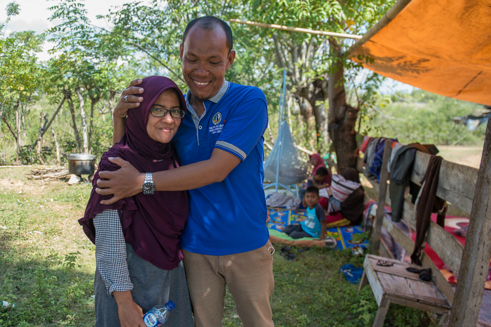 El feliz reencuentro de una pareja separada por el tsunami en Indonesia