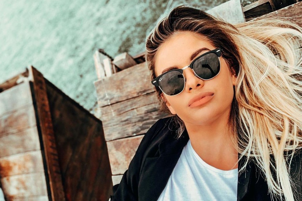 Según el portal de noticias El Universo, la modelo que se destacada por su pelo largo y rubio, no habla español y su relación con el actor cubano es básicamente en inglés, idioma que los dos hablan perfectamente.