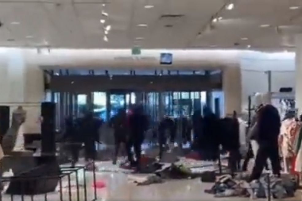 Video: horda de hasta 50 ladrones roba $100.000 en mercancía en tienda de EE. UU.