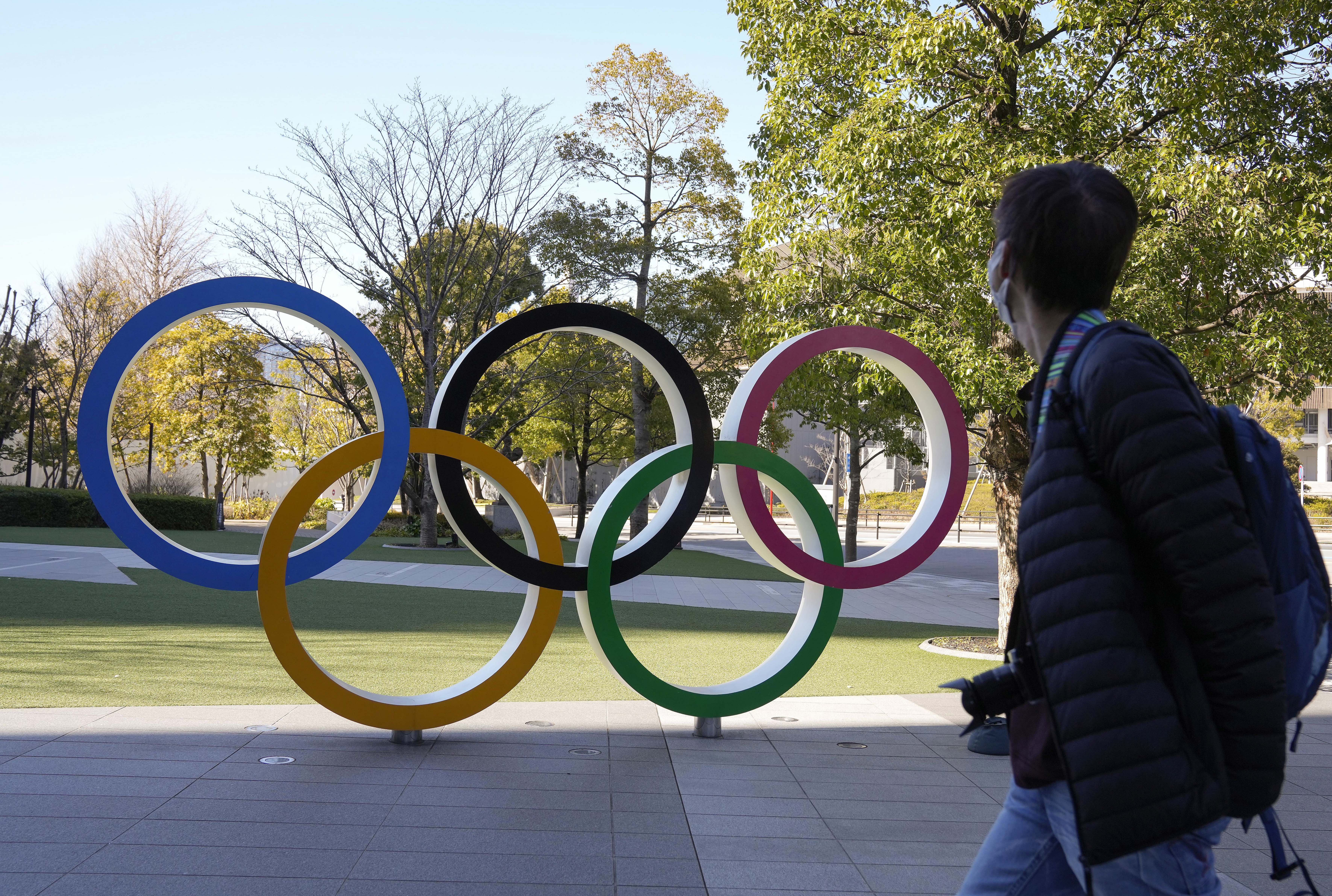 Tokyo (Japan), 28/02/2023.- A visitor walks past the Olympic Rings Monument in Tokyo, Japan, 28 February 2023. Japan's Fair Trade Commission filed criminal charges against Japan's ad giant Dentsu and five other companies for violating the antitrust laws in the Tokyo Olympics and Paralympics bid rigging case. Tokyo prosecutors charged the firms and seven individuals over the bid rigging for the Tokyo Games after the Fair Trade Commissions moved. (Japón, Tokio) EFE/EPA/KIMIMASA MAYAMA
