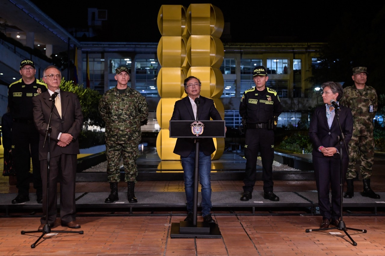 A las 10:00 de la noche, casi tras tres horas de reunión, el presidente Gustavo Petro y la alcaldesa de Bogotá, Claudia López, dieron declaraciones a los medios, en los que ambos hablaron de las principales conclusiones del encuentro y de decisiones como la de reforzar la inclusión, la persecución al lavado de activos y fortalecer la inteligencia contra la delincuencia en la ciudad.