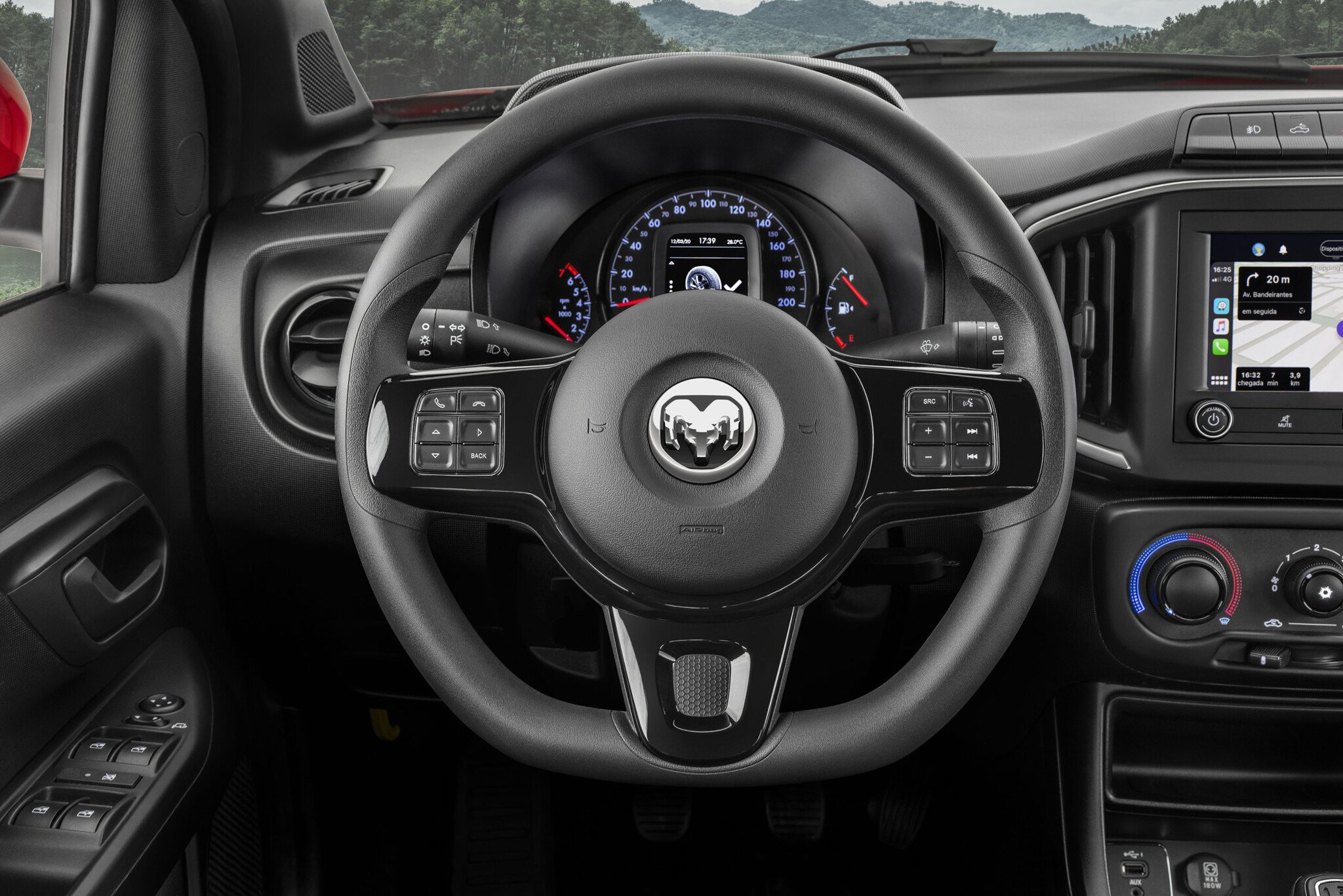 Ram 700 Bighorn doble cabina con caja manual en Colombia.