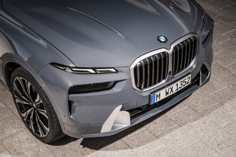 La camioneta de mayor tamaño de BMW, está disponible en Colombia en sus versiones en versiones xDrive40i Pure Excellence, xDrive40i edición M y M60i.