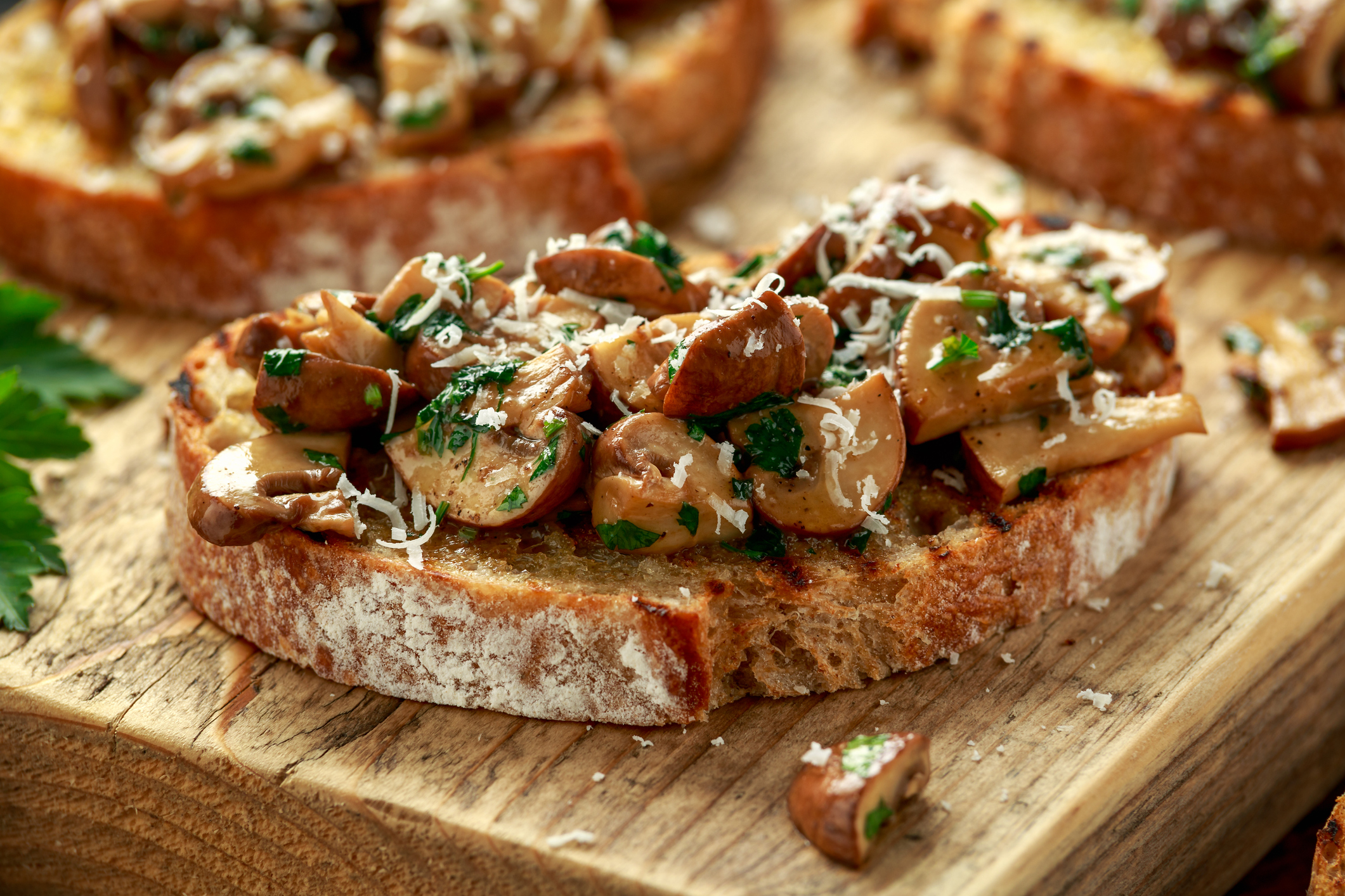 Tostada de champiñones al ajillo
