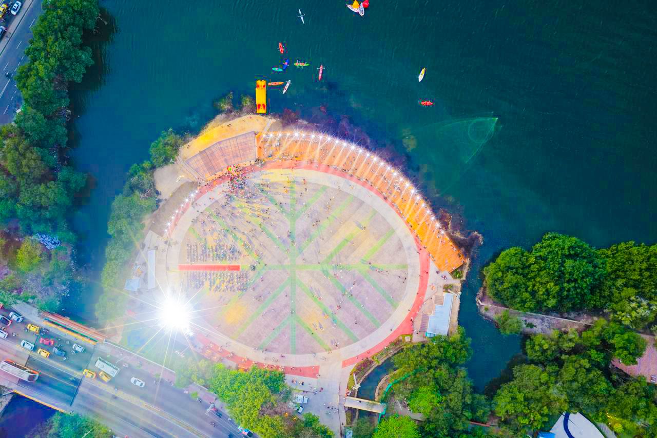 El espacio, ubicado en el Parque Espíritu del Manglar, fue inaugurado como un escenario para eventos culturales y turísticos al aire libre.