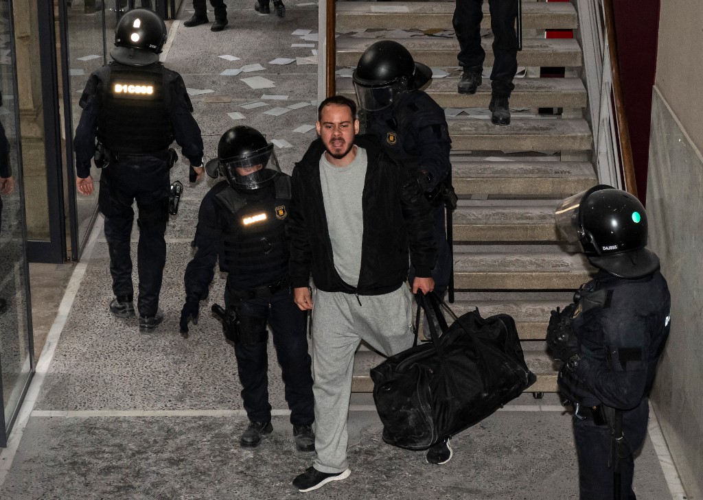 Rapero español Pablo Hasel, detenido por tuits contra la monarquía