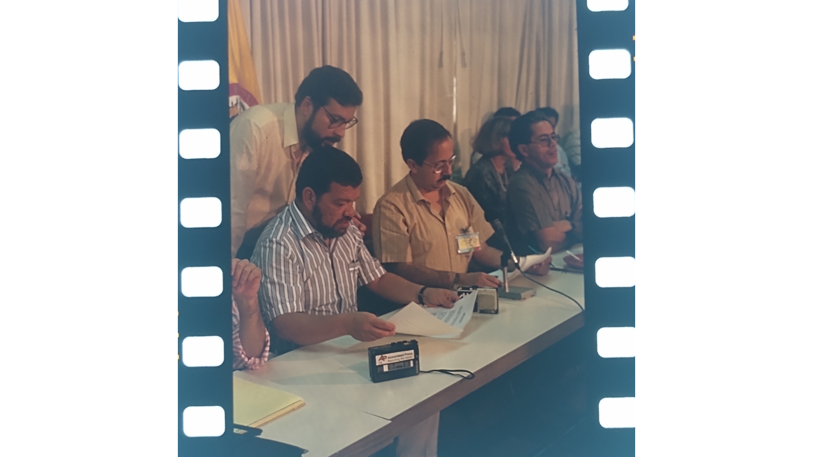 Las negociaciones se llevaron a cabo en Caracas, luego de que tres miembros de la Coordinadora Guerrillera Simón Bolívar se tomaron la embajada de Venezuela en Bogotá, en mayo de 1991.