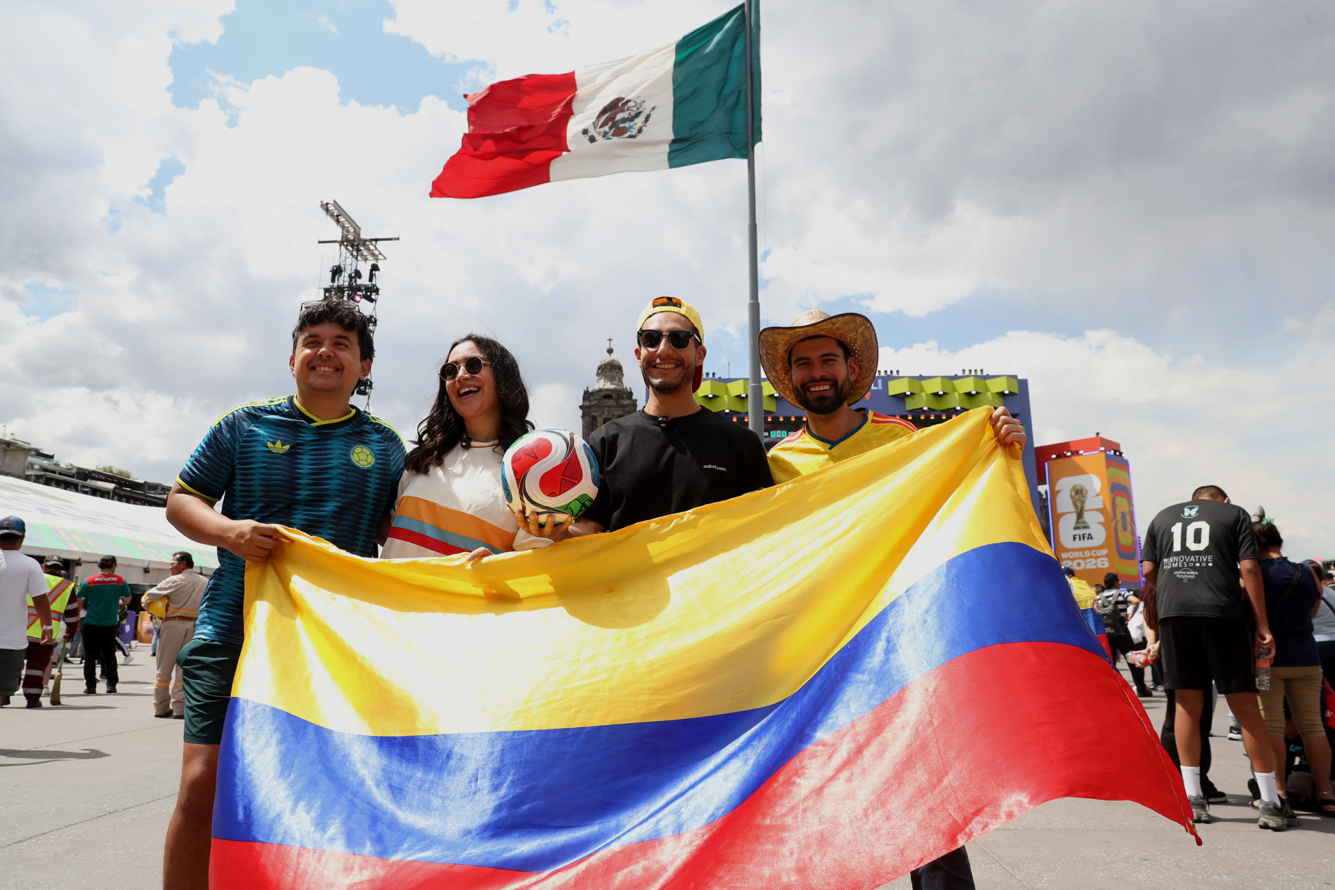 MEX5949. CIUDAD DE MÉXICO (MÉXICO), 15/06/2026.- Aficionados colombianos posan en el Fan Fest del Mundial 2026 este lunes, en el Zócalo de Ciudad de México (México). EFE/ Mario Guzmán