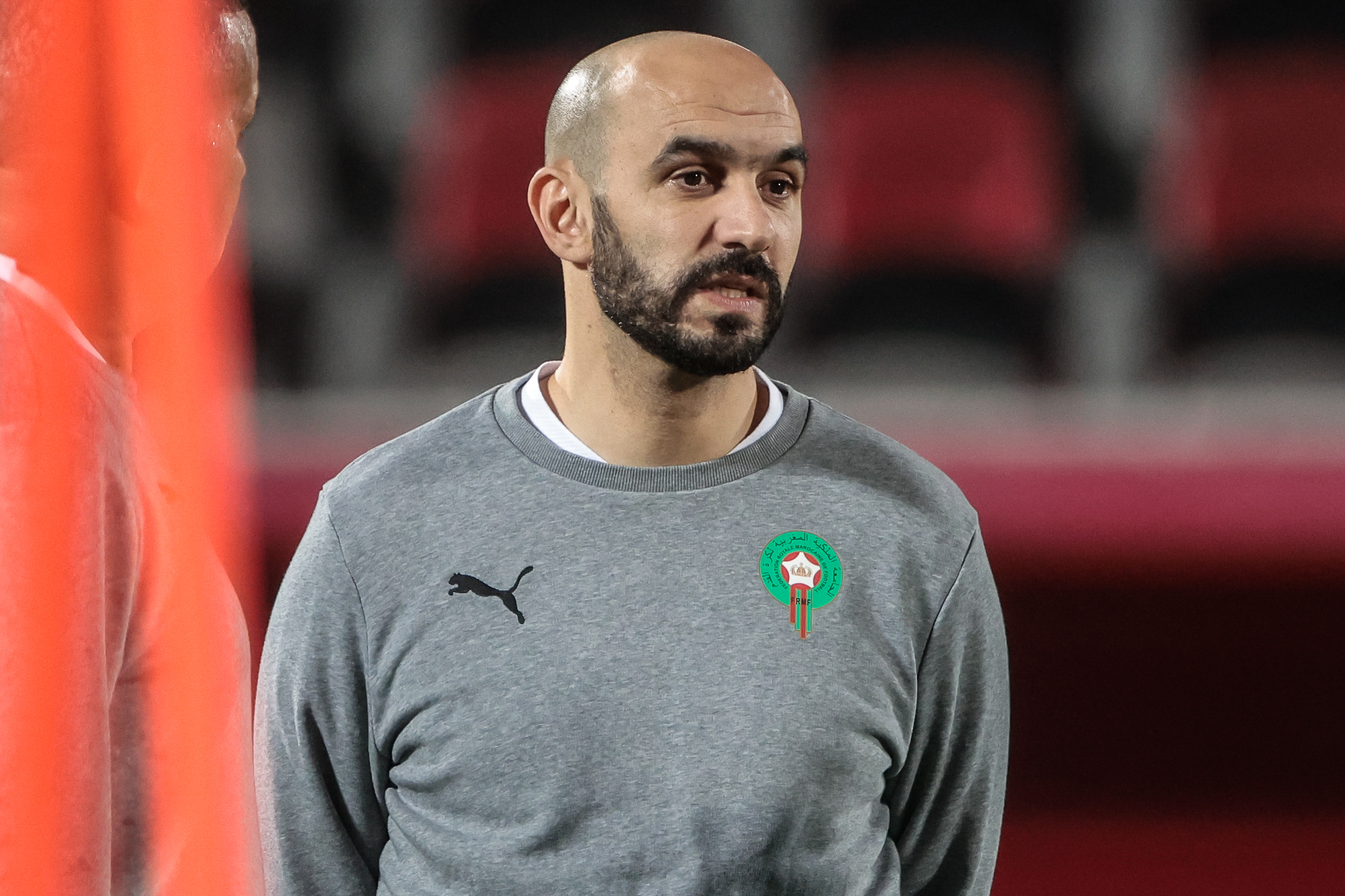 DOHA (QATAR), 16/12/2022.- El seleccionador de Marruecos, Walid Regragui, participa en una sesión de entrenamiento del conjunto este viernes, en la víspera de su encuentro ante Croacia por el tercer lugar del Mundial Fifa de Qatar 2022 en Doha (Qatar). EFE/Juan Ignacio Roncoroni