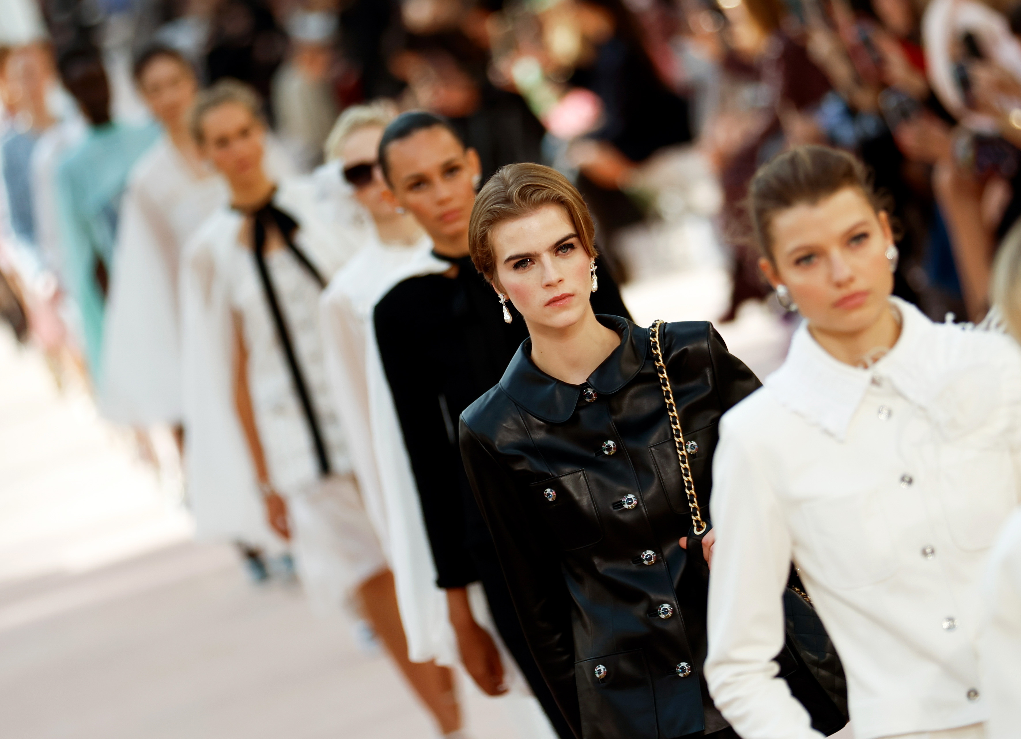 -FOTODELDIA- París (Francia), 01/10/2024.- Varias modelos presentan una creaciones de la colección Womenswear Primavera/Verano 2025 de Chanel durante la Semana de la Moda de París, en París, Francia, 01 de octubre de 2024. La presentación de las colecciones de Prêt-à-porter femenino se celebra del 23 de septiembre al 1 de octubre de 2024. EFE/MOHAMMED BADRA