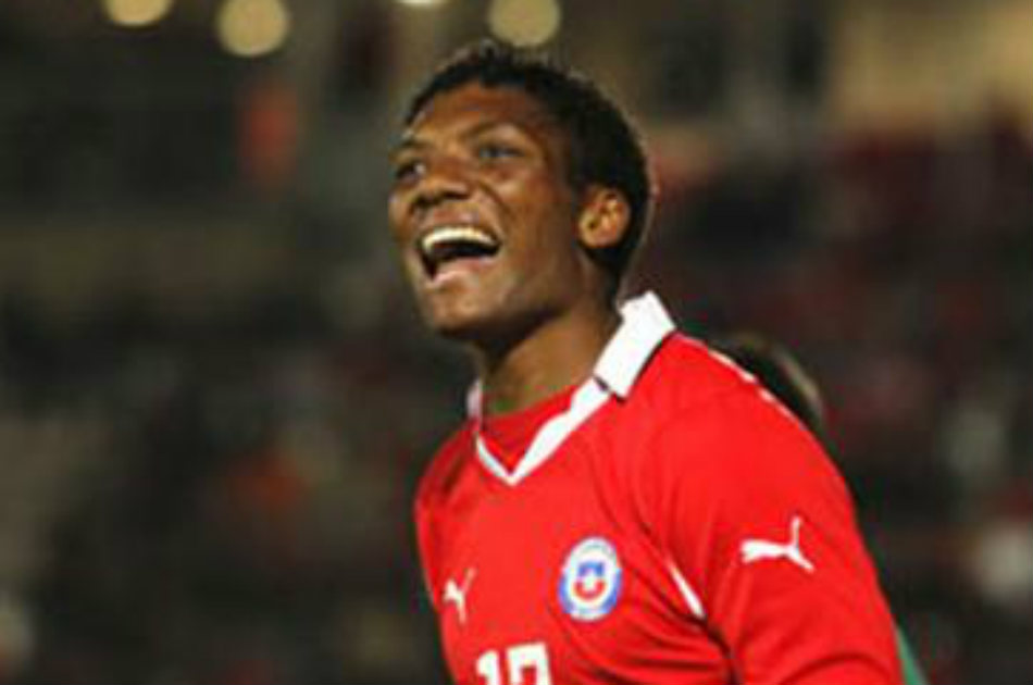 Junior Fernández será el reemplazo de Suazo en la selección chilena