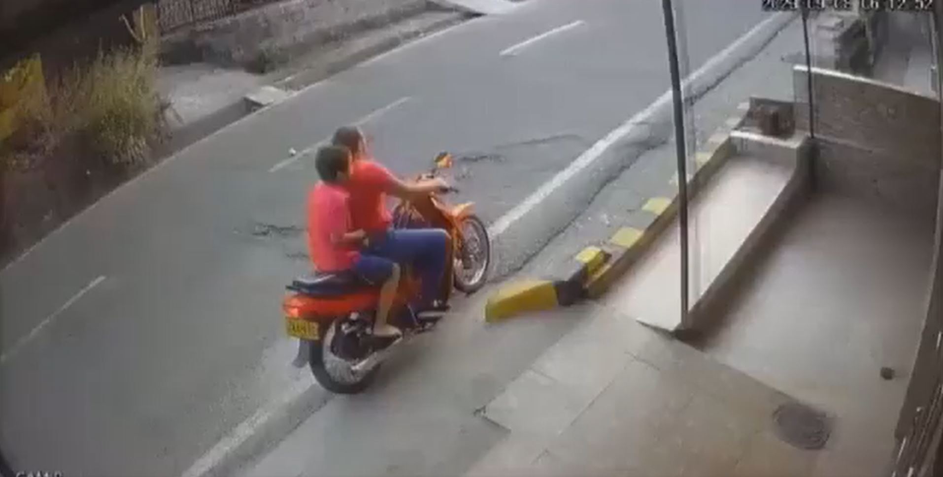 Mujer tiró a un menor de una moto y por poco es arrollado por un carro