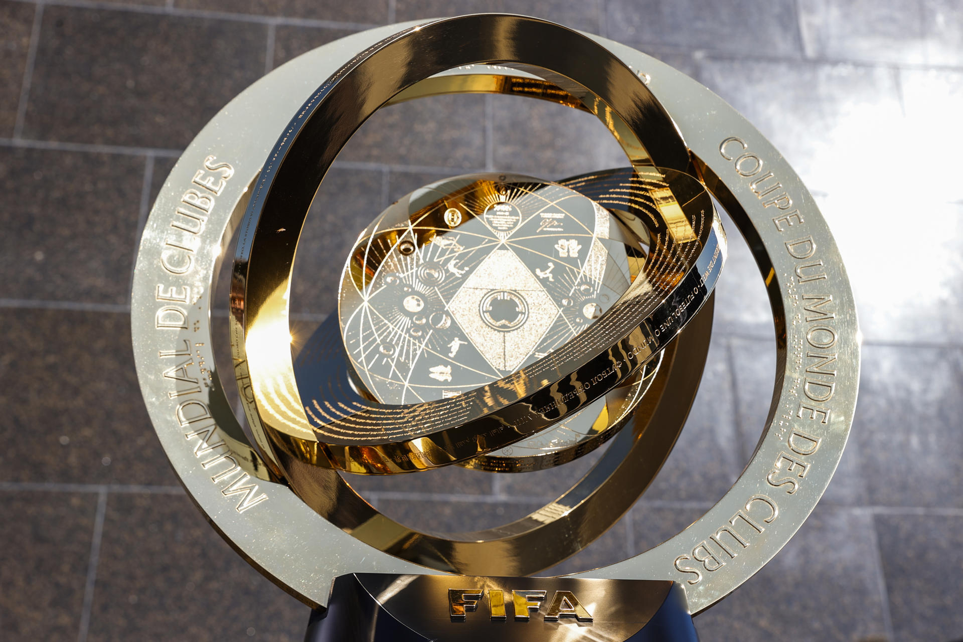 AME5511. RÍO DE JANEIRO (BRASIL), 07/05/2025.- Fotografía que muestra el trofeo de la Copa Mundial de Clubes de la FIFA en el Monumento al Cristo Redentor este miércoles, en Río de Janeiro (Brasil). La gira del trofeo pasará por las ciudades de los clubes participantes en la competición, que se disputará entre el 15 de junio y el 13 de julio en Estados Unidos. EFE/ André Coelho