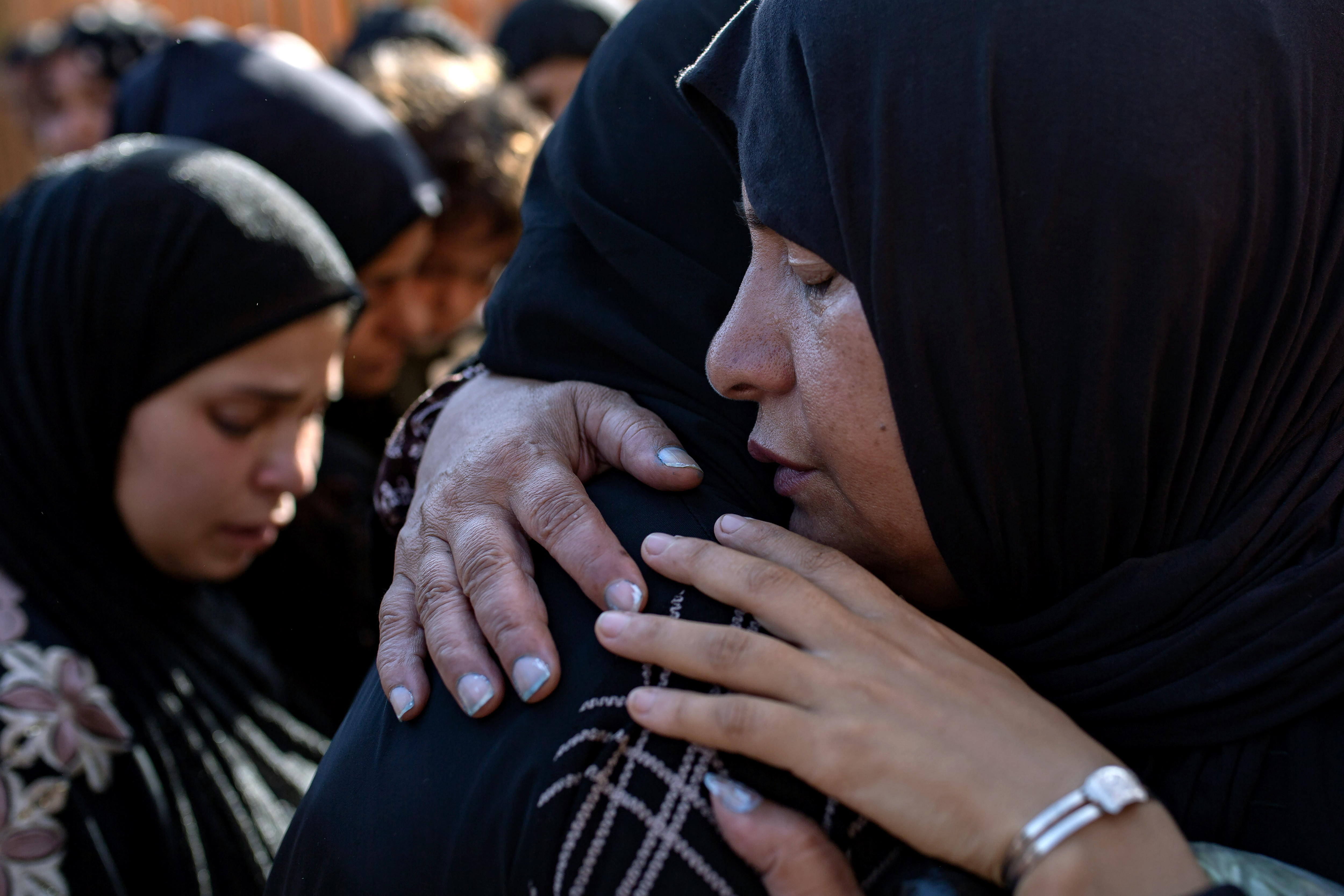 Gaza (-), 10/07/2024.- Palestinians mourn next to the bodies of their relatives who were killed following an Israeli strike that hit a school housing displaced people in Khan Yunis, at Nasser Hospital in the Gaza Strip, 10 July 2024. More than 38,000 Palestinians and over 1,400 Israelis have been killed, according to the Palestinian Health Ministry and the Israel Defense Forces (IDF), since Hamas militants launched an attack against Israel from the Gaza Strip on 07 October 2023, and the Israeli operations in Gaza and the West Bank which followed it. EFE/EPA/HAITHAM IMAD