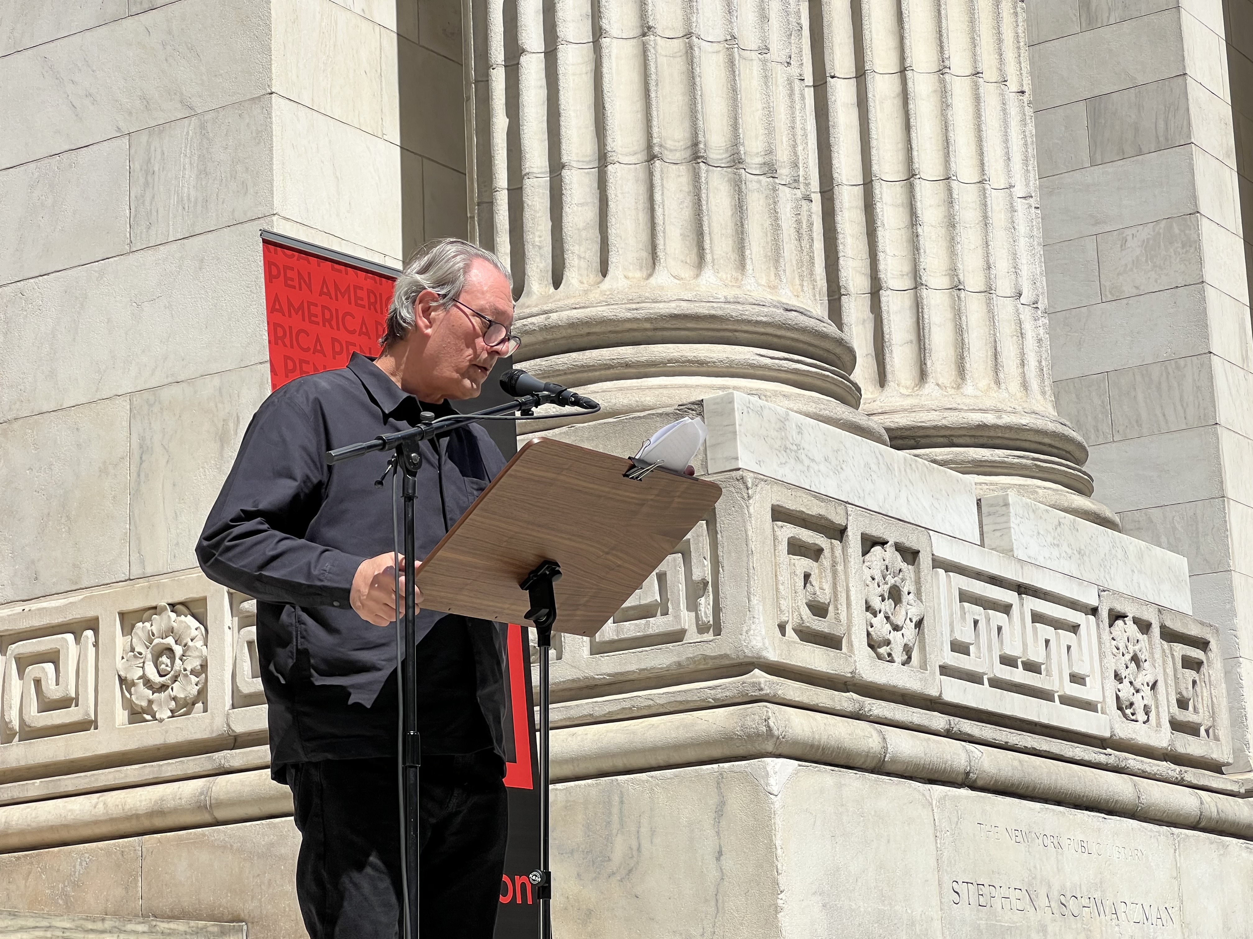 Paul Auster hace una radiografía de un EEUU herido por la violencia de las armas
