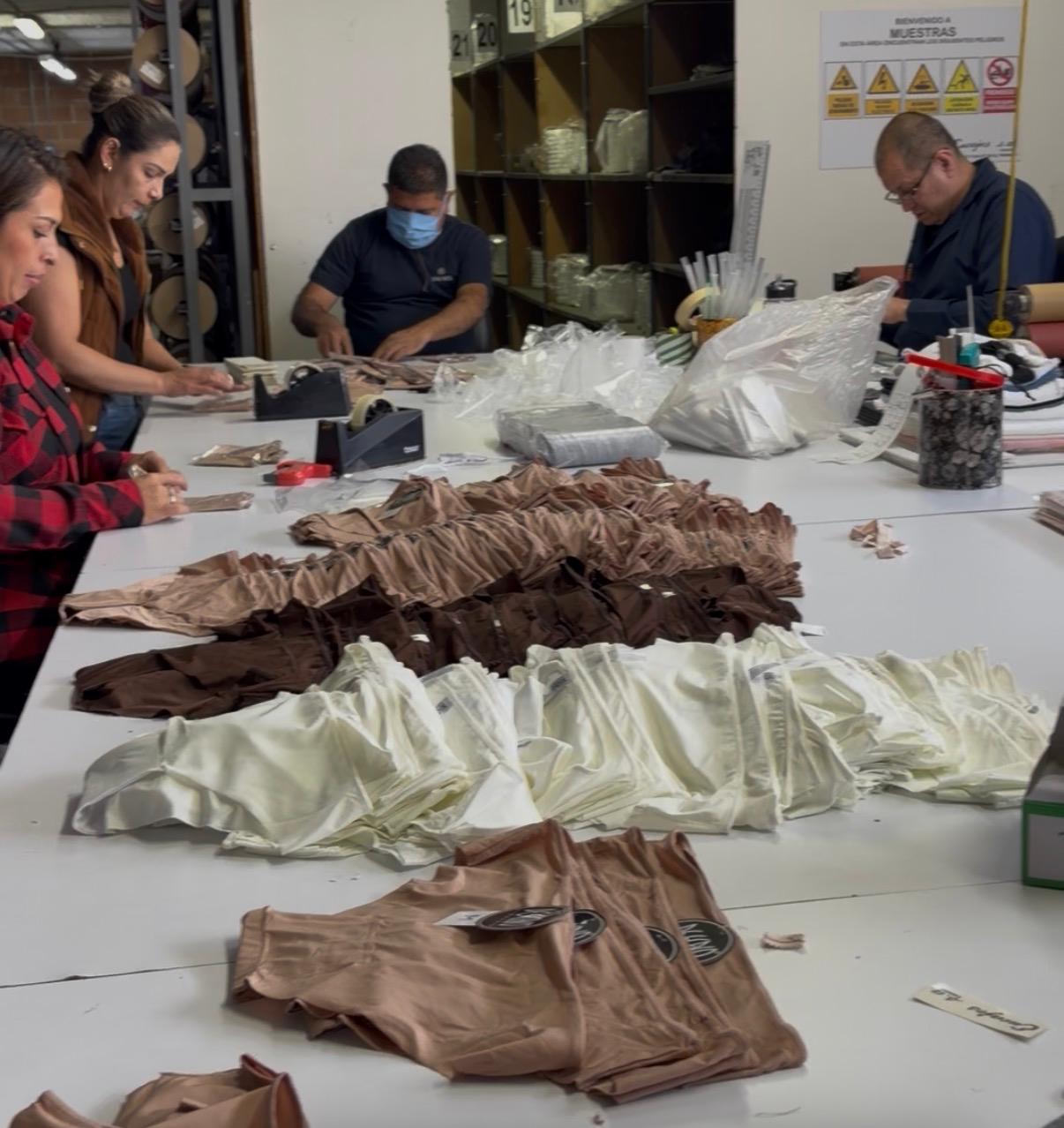 Marcas de moda convierten telas en ropa interior para afectados por el terremoto en Colombia