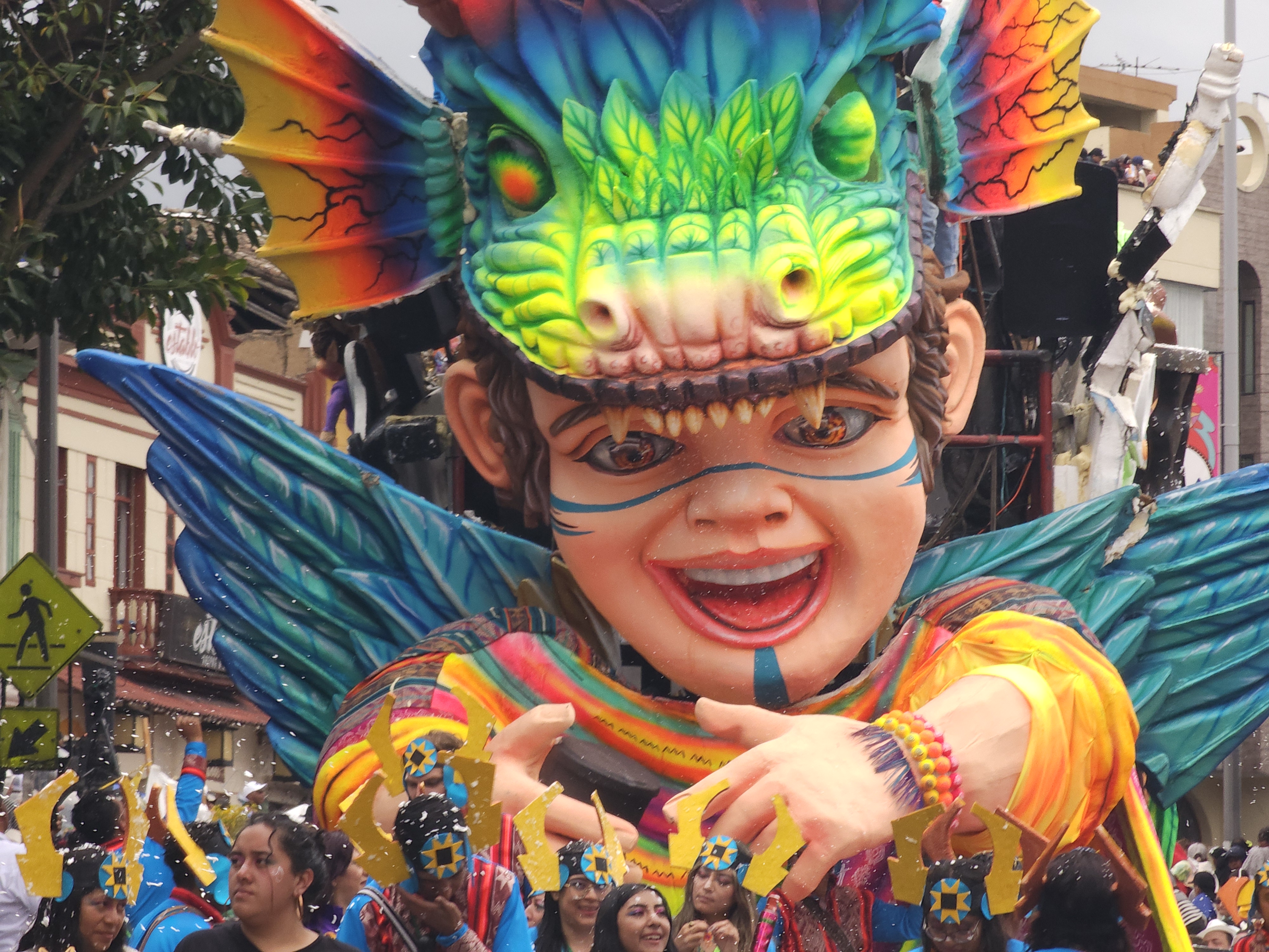 Otras rindieron homenaje a los antepasados y a la herencia cultural que ha sostenido el carnaval durante décadas.