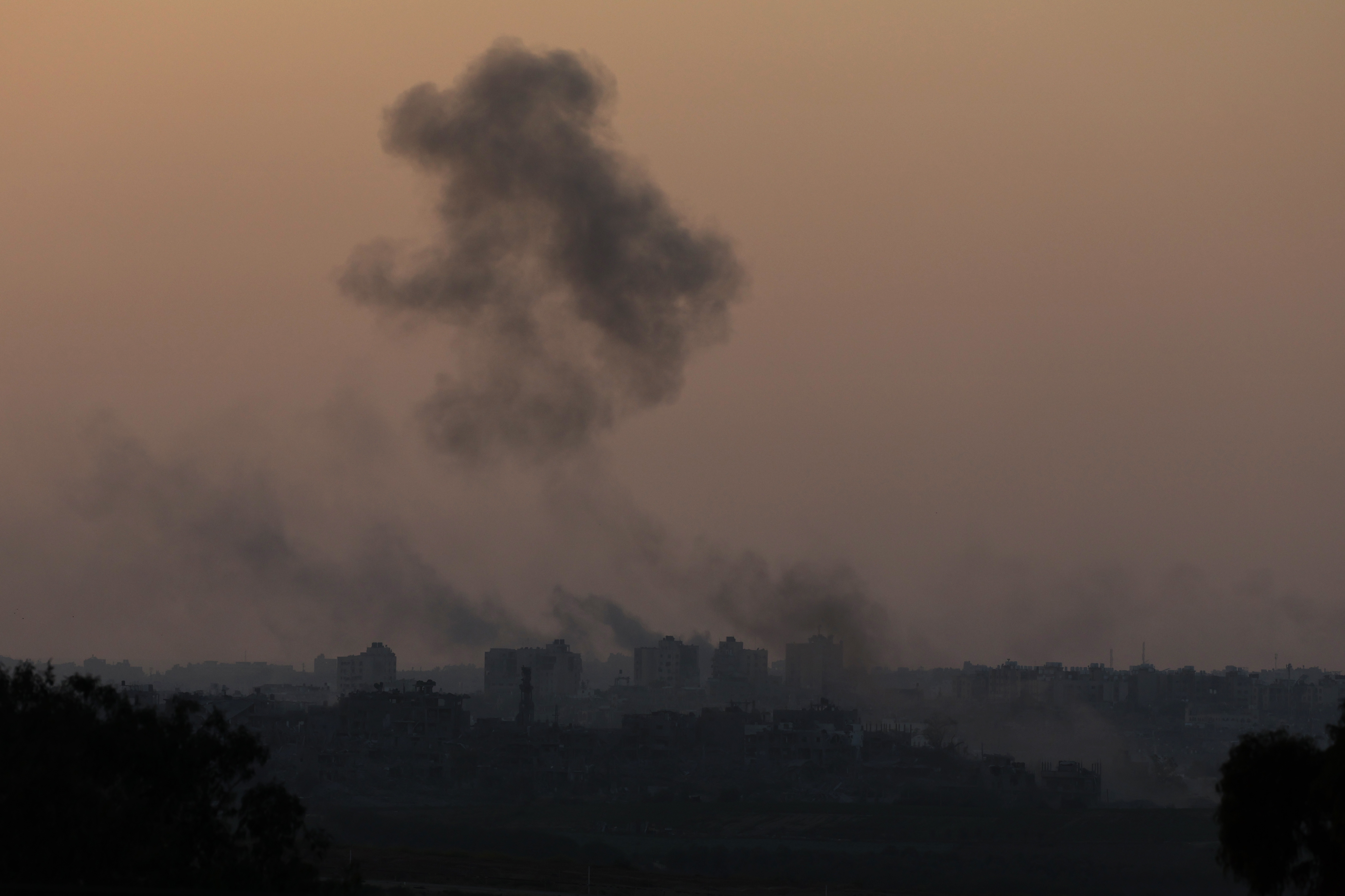 Sderot (Israel), 03/11/2023.- Smoke rises over Beit Hanon in the northern part of the Gaza Strip as a result of an Israeli airstrike, 03 November 2023. More than 9,100 Palestinians and at least 1,400 Israelis have been killed, according to the Israel Defense Forces (IDF) and the Palestinian health authority, since Hamas militants launched an attack against Israel from the Gaza Strip on 07 October, and the Israeli operations in Gaza and the West Bank which followed it. EFE/EPA/ATEF SAFADI