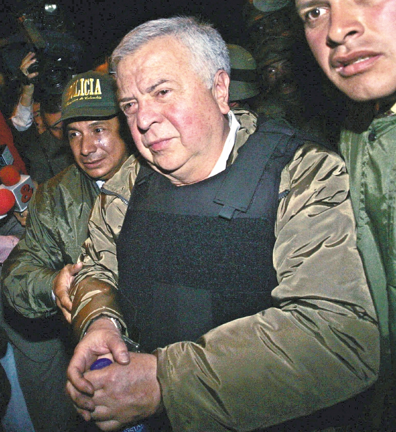 Esta foto de Gilberto Rodríguez Orejuela fue tomada el 3 de diciembre de 2004 cuando Policía Antinarcóticos lo escoltaba, minutos antes de pasar a custodia de la DEA.