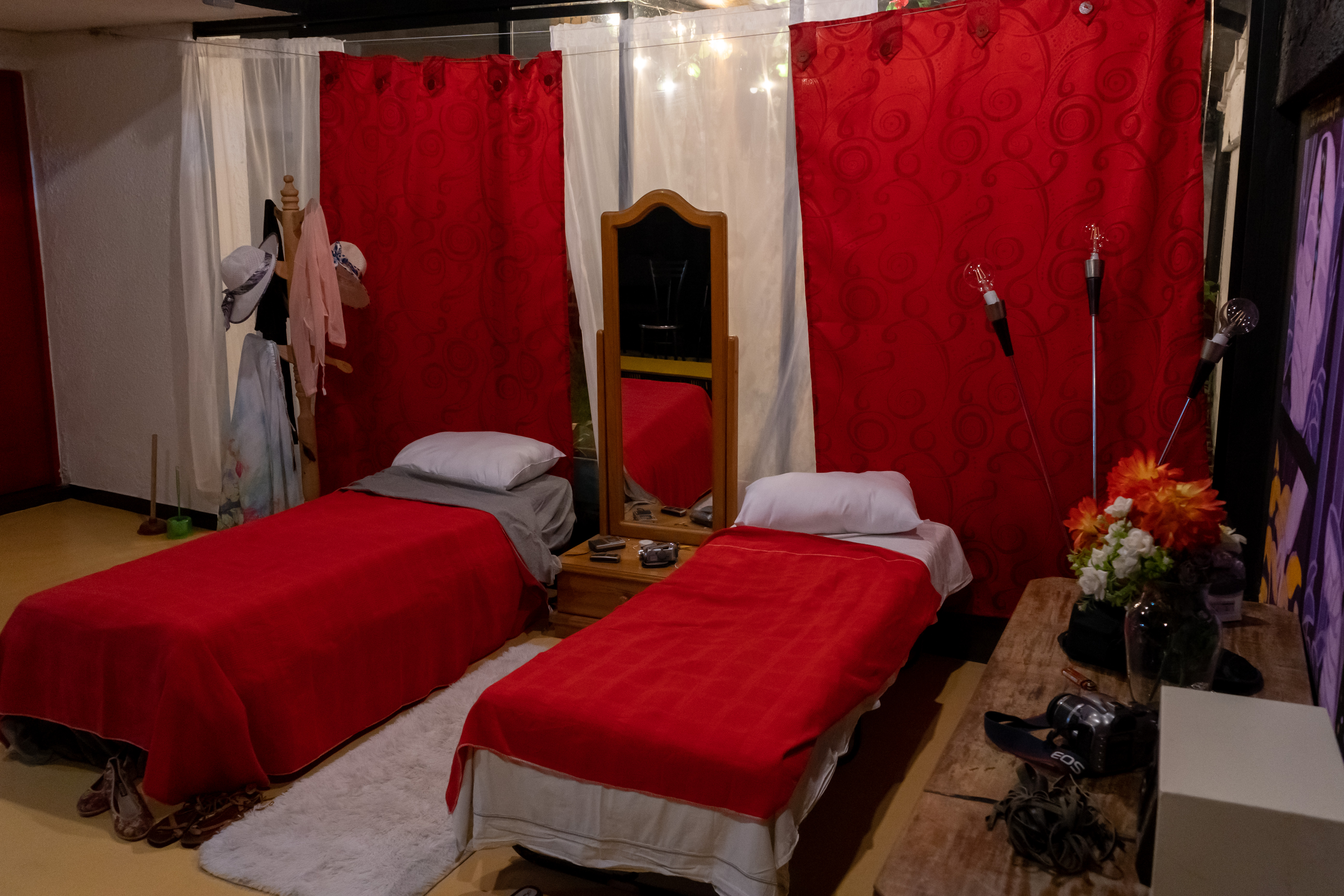 Una habitación es uno de los espacios en donde se desarrolla la obra “El hostal”