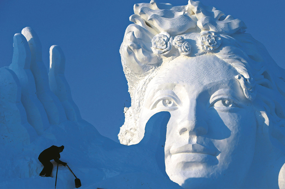 Un trabajador retoca una escultura gigantesca en el Parque de la Isla del Sol, en la ciudad de Harbin (China), ciudad donde el termómetro en invierno puede llegar a temperaturas de hasta 40 grados bajo cero, clima ideal para su tradicional Festival de Nieve y Hielo, que comenzó a celebrar en 1963. El público las disfruta hasta que los primeros calores primaverales las derriten.