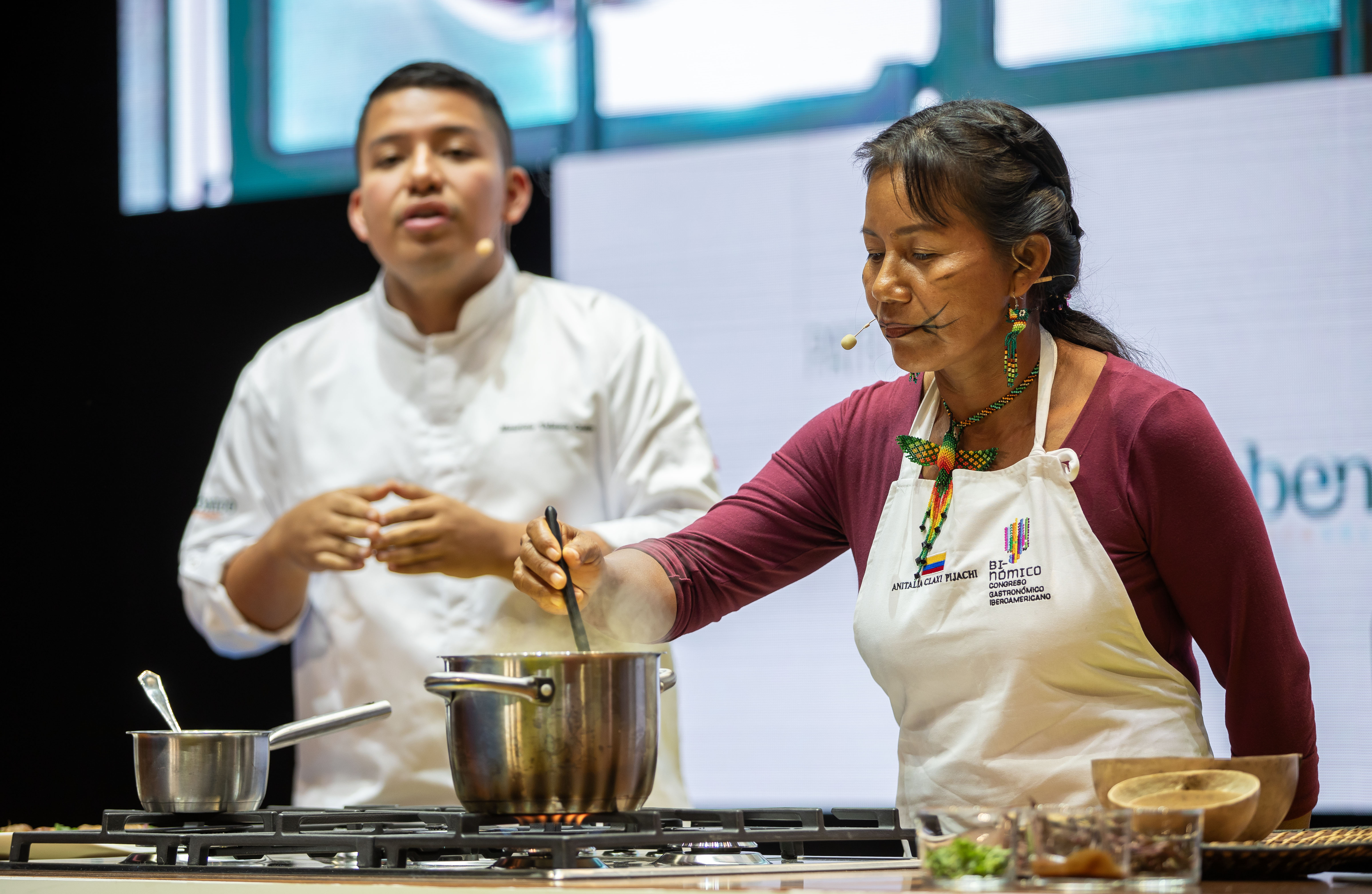 Anitalia Pijachi cocinando en el transcurso del III Congreso Iberoamericano de Gastronomía, Binómico, celebrado en noviembre en Huelva, España.