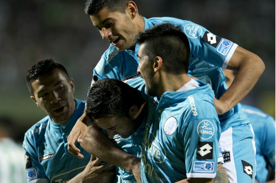 Los jugadores de Belgrano de Córdoba celebran uno de los goles en la victoria sobre Coritiba. / EFE