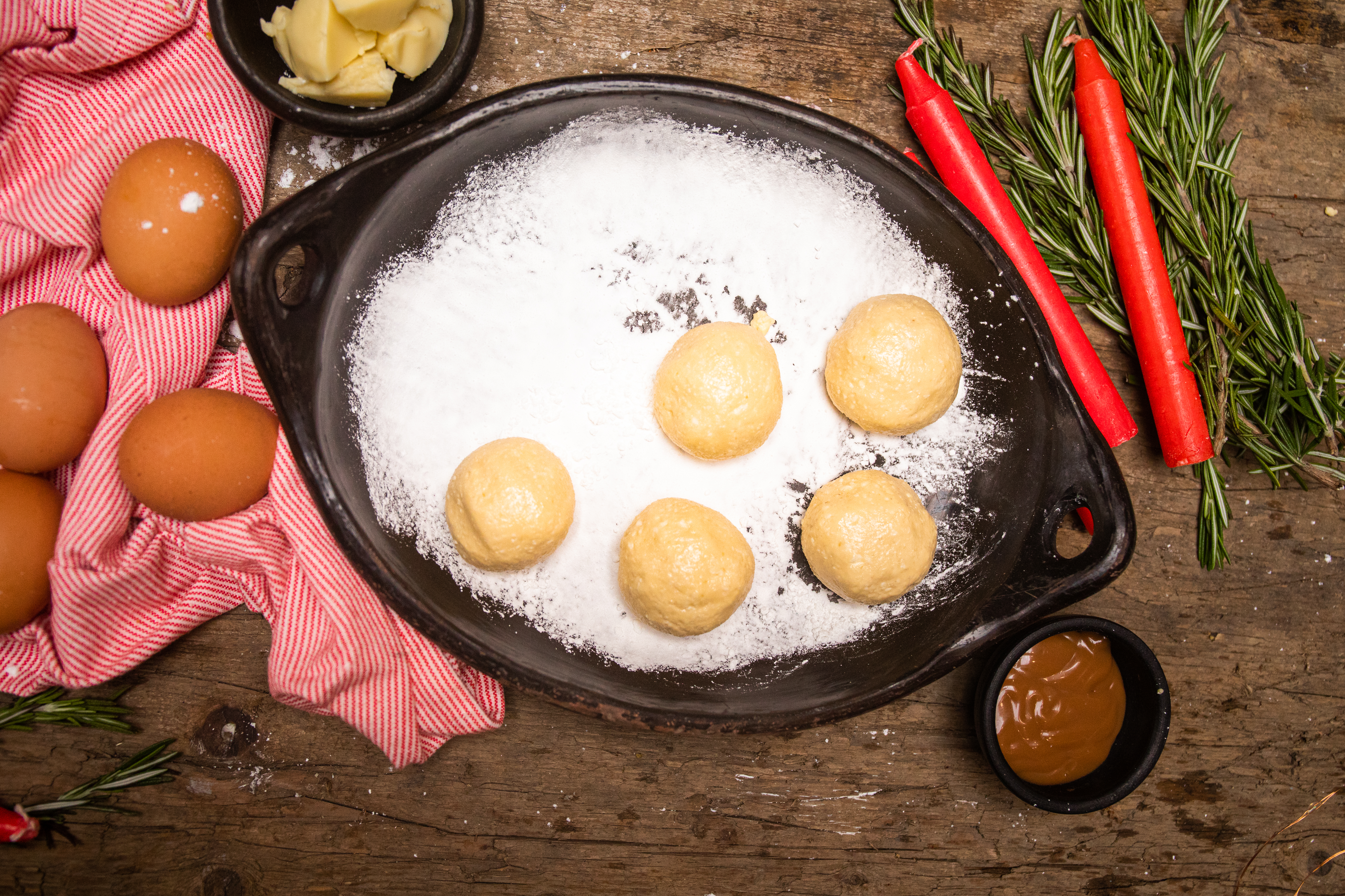 Buñuelos rellenos de arequipe y queso mozzarella