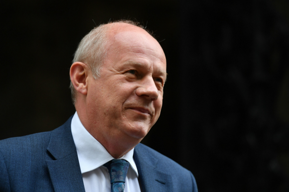 Renuncia la mano derecha de Theresa May por escándalo pornográfico