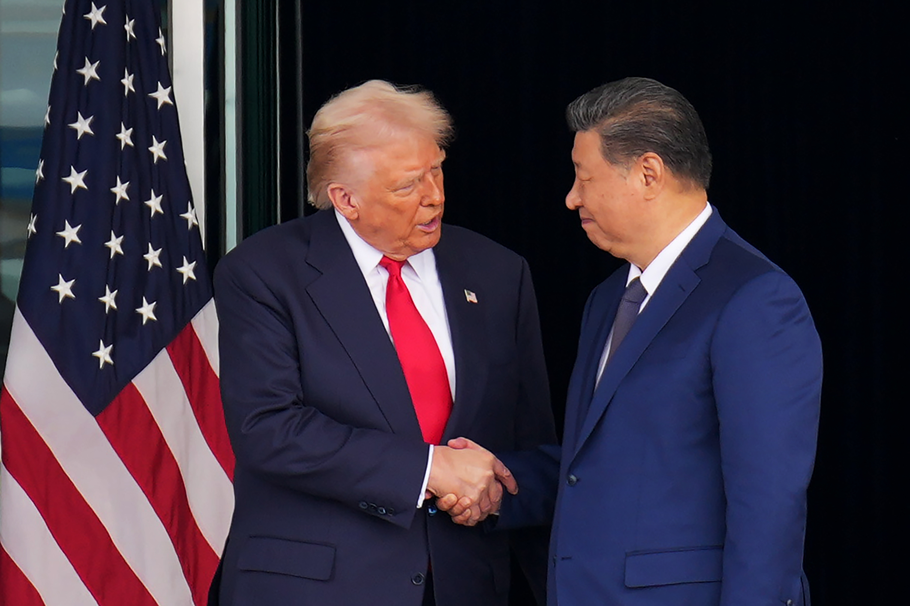 Donald Trump y Xi Jinping se dan la mano al salir tras sus conversaciones en Busan.