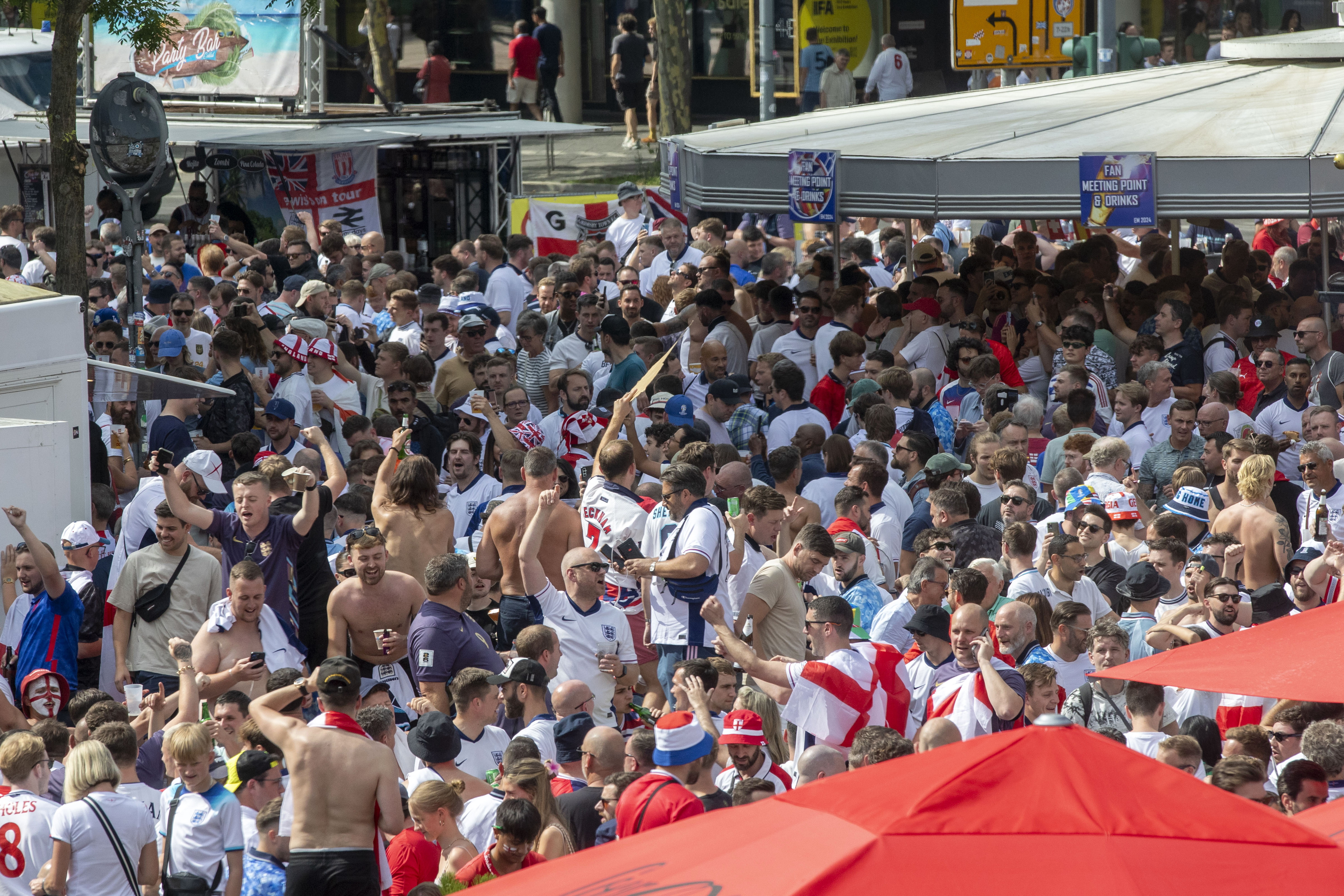 Berlin (Germany), 14/07/2024.- English soccer fans gather at a fan meeting at Breitscheidplatz to march towards the Olympic Stadium for the UEFA EURO 2024 final match between Spain and England in Berlin, Germany, 14 July 2024. (Alemania, España) EFE/EPA/Christian Thiel