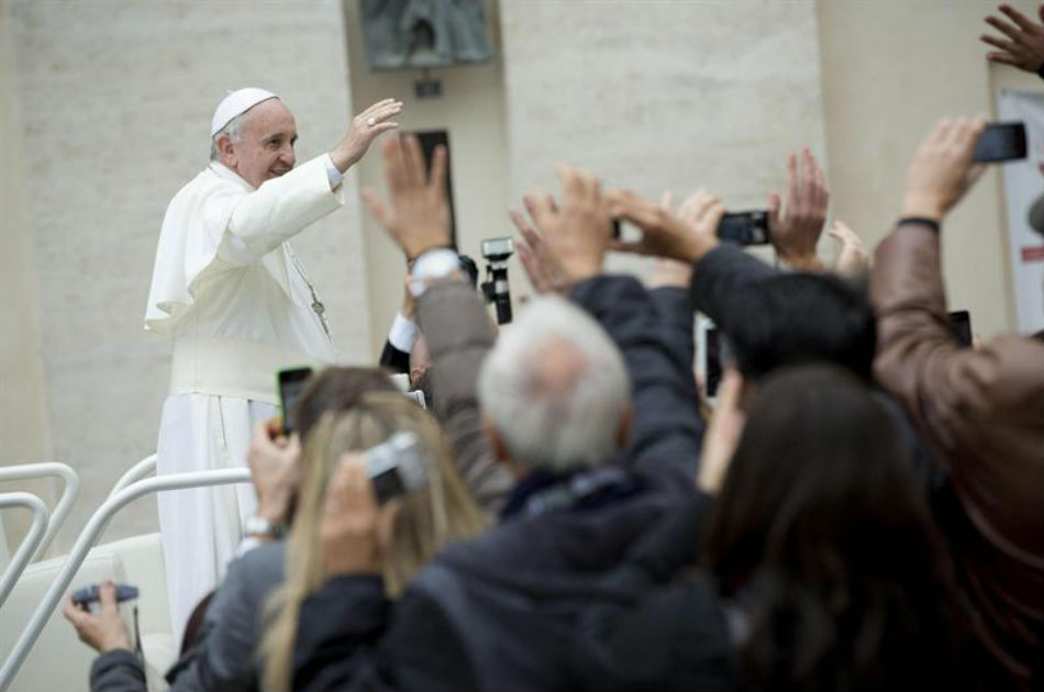 El papa Francisco saluda a fieles durante una audiencia en la Plaza de San Pedro de la Ciudad del Vaticano