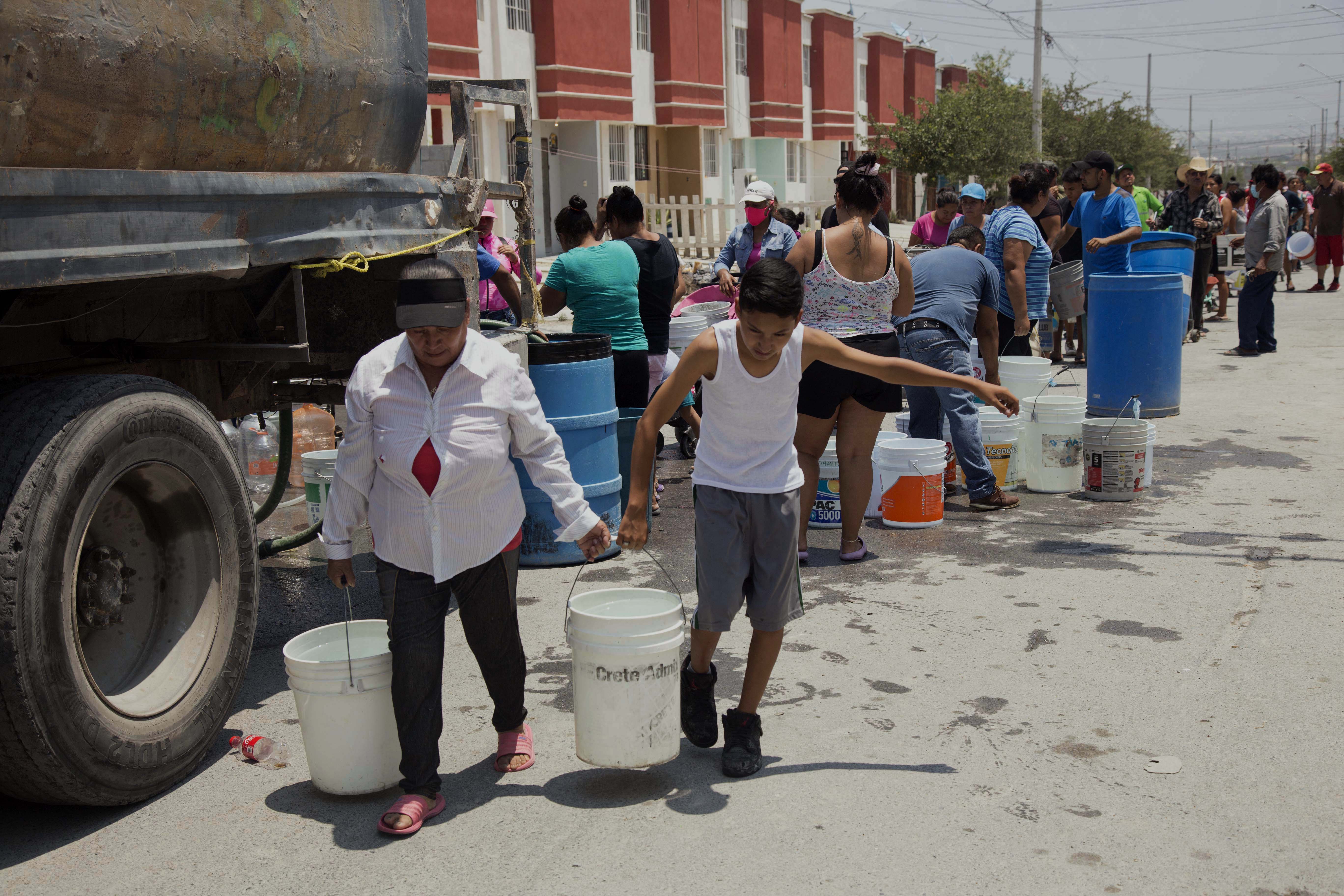Cortes y escasez de agua, incluso embotellada, por sequía en Monterrey