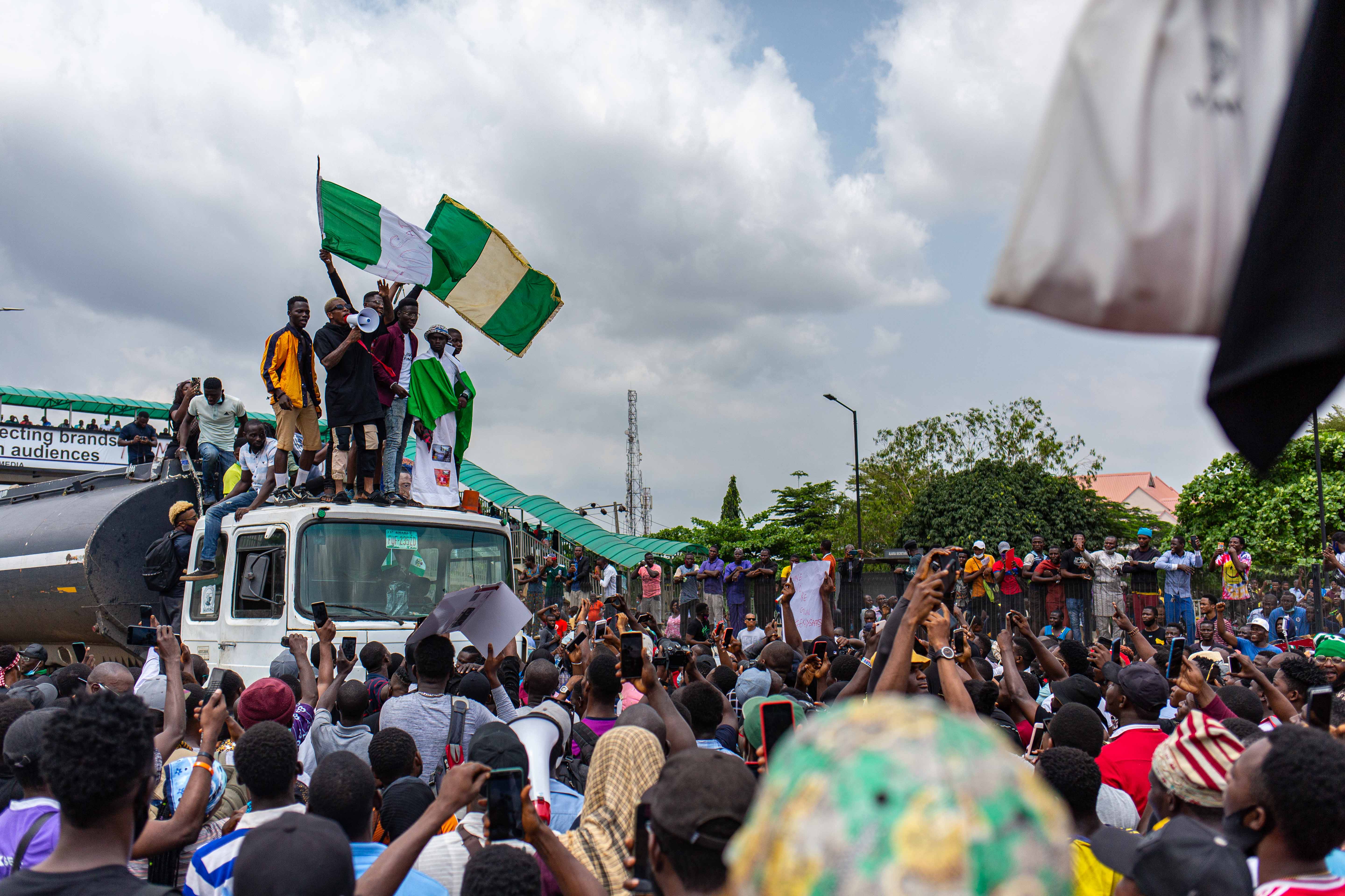 Pese a las promesas del Gobierno, los nigerianos continúan en las calles, pues alegan que no les convence la propuesta de disolver la SARS. Dicen que la nueva unidad policial, que fue propuesta por el gobierno, es simplemente una versión renombrada de la Brigada Especial Antirrobo.