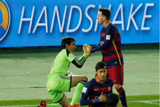 La jugada que originó un noble gesto de Messi con el hijo de Barovero