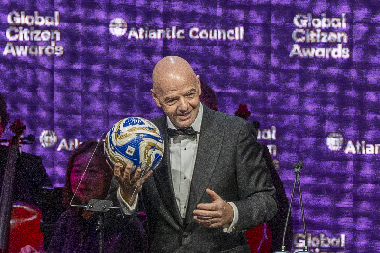 AME2211. NUEVA YORK (ESTADOS UNIDOS), 24/09/2025.- El presidente de la FIFA, Gianni Infantino, recibe el premio Ciudadano Global este miércoles, en Nueva York (Estados Unidos). EFE/ Ángel Colmenares