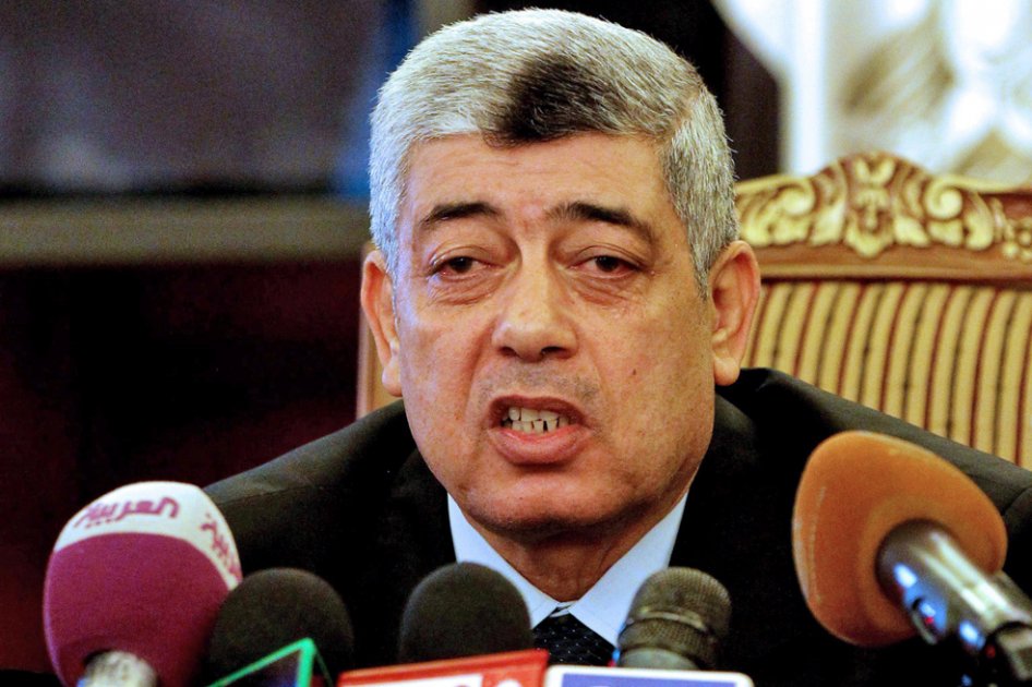 El ministro egipcio del Interior, Mohamed Ibrahim, declarando ante los medios por los enfrentamientos entre las fuerzas de seguridad y los simpatizantes del depuesto Mohamed Mursi./ EFE
