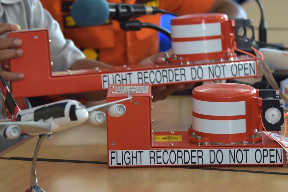 Investigadores descartan terrorismo en el siniestro del avión de AirAsia