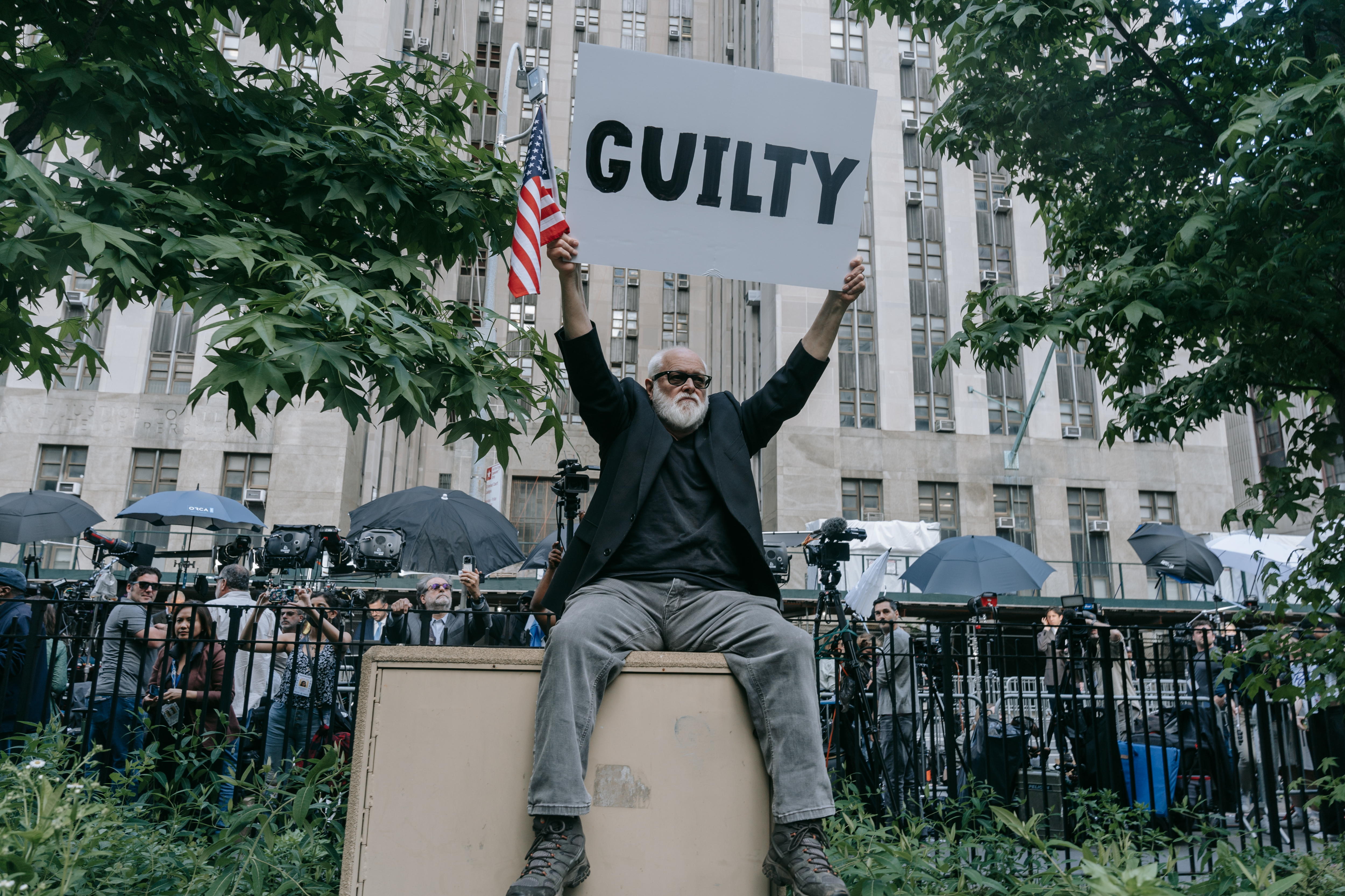 New York (United States), 30/05/2024.- An Anti-Trump protester reacts outside the courthouse after former US President Donald Trump was found guilty during his criminal trial at New York State Supreme Court in New York, New York, USA, 30 May 2024. Trump was found guilty on 34 felony counts of falsifying business records related to payments made to adult film star Stormy Daniels during his 2016 presidential campaign. (Protestas, tormenta, Nueva York) EFE/EPA/OLGA FEDOROVA