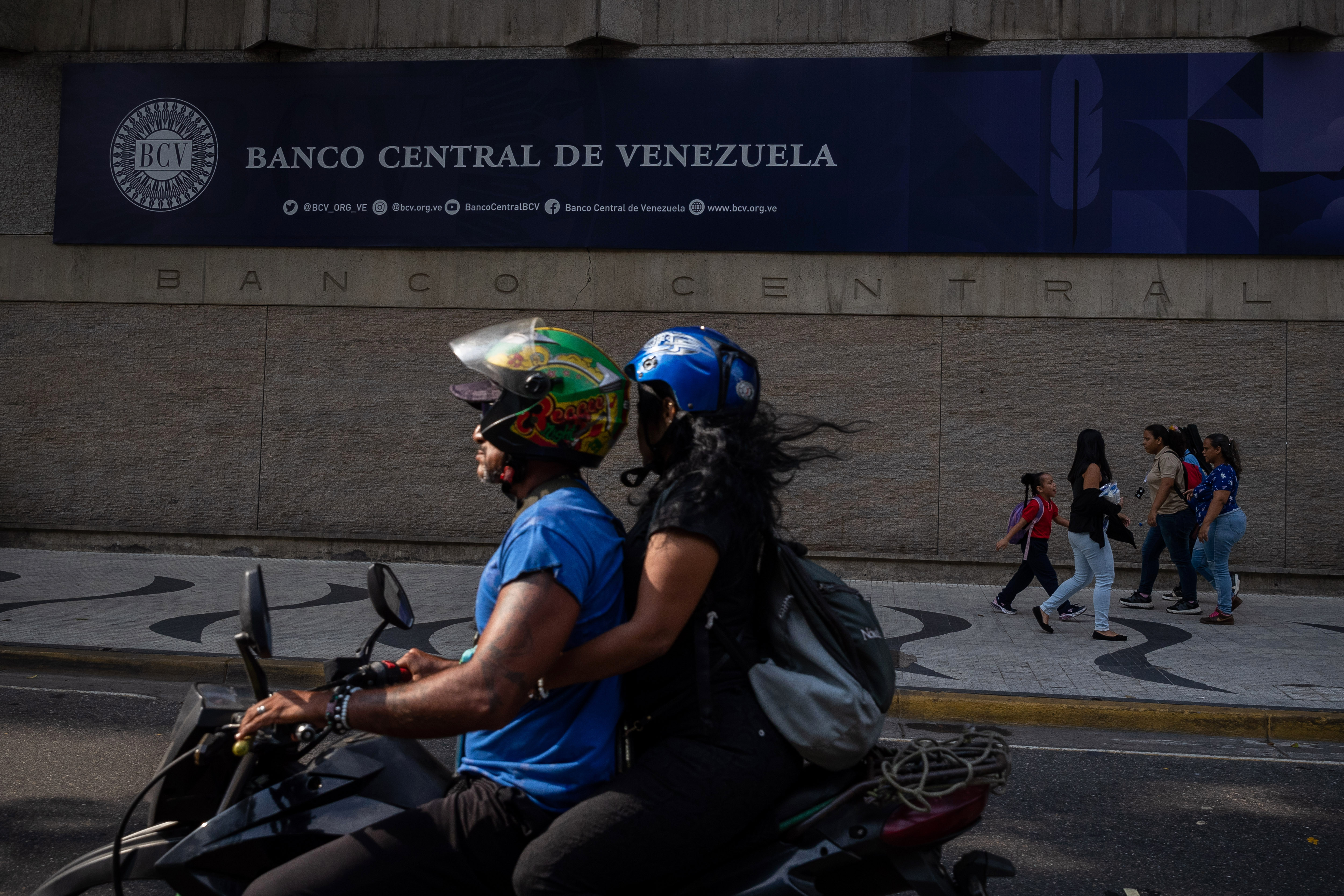 Venezuela vuelve al sistema financiero, pero la normalización sigue condicionada